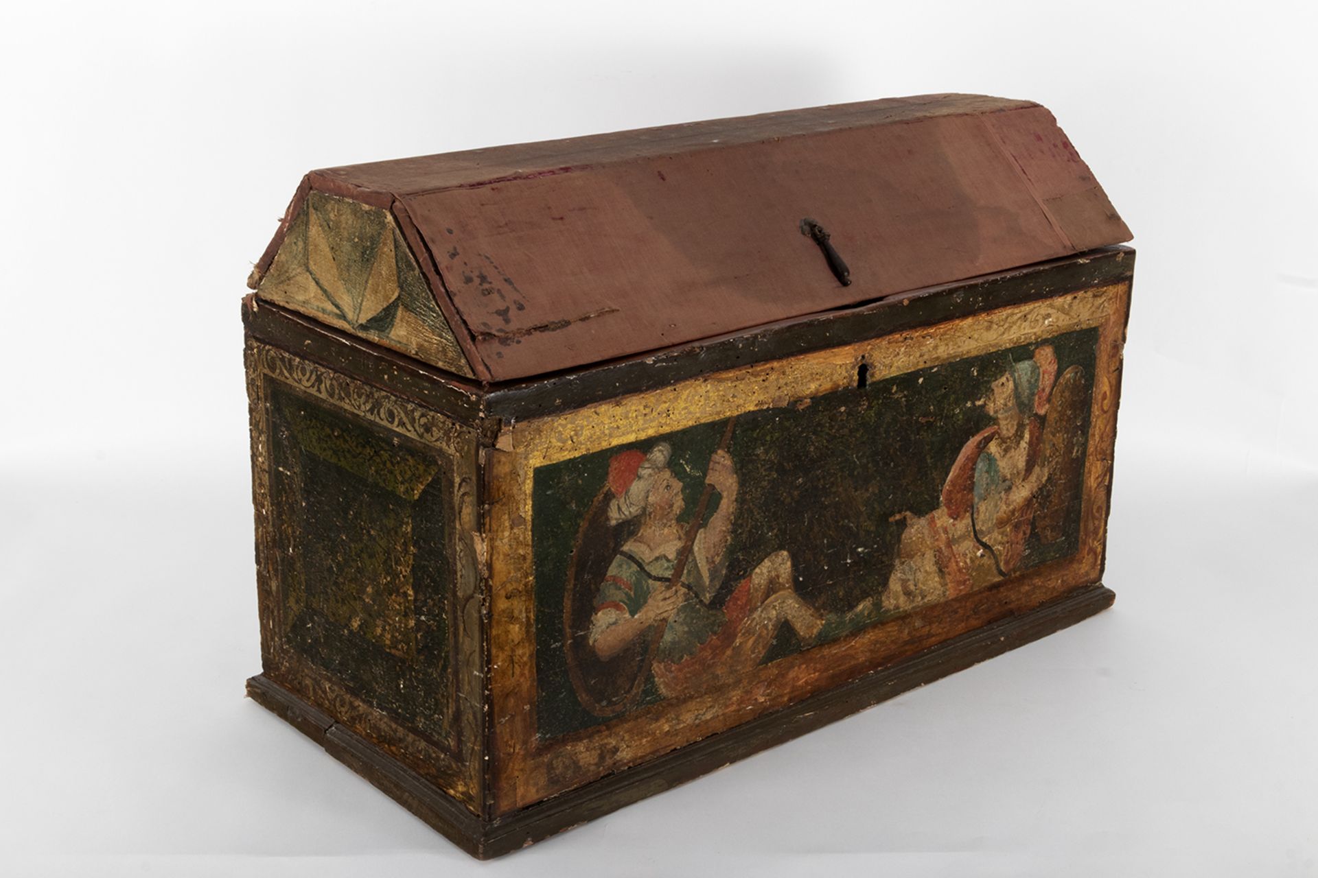 Ark with gabled lid in carved and polychrome wood with decoration of a Roman and Turkish soldier. - Image 4 of 4