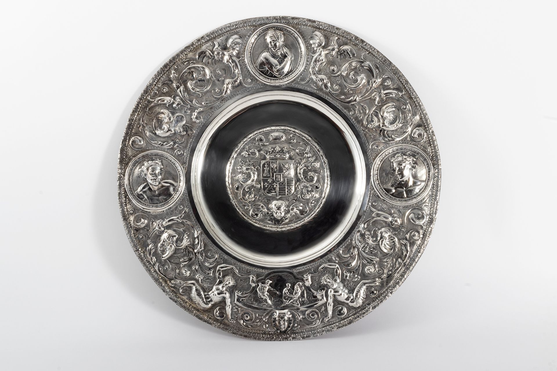 Large decorative plate of Renaissance style.