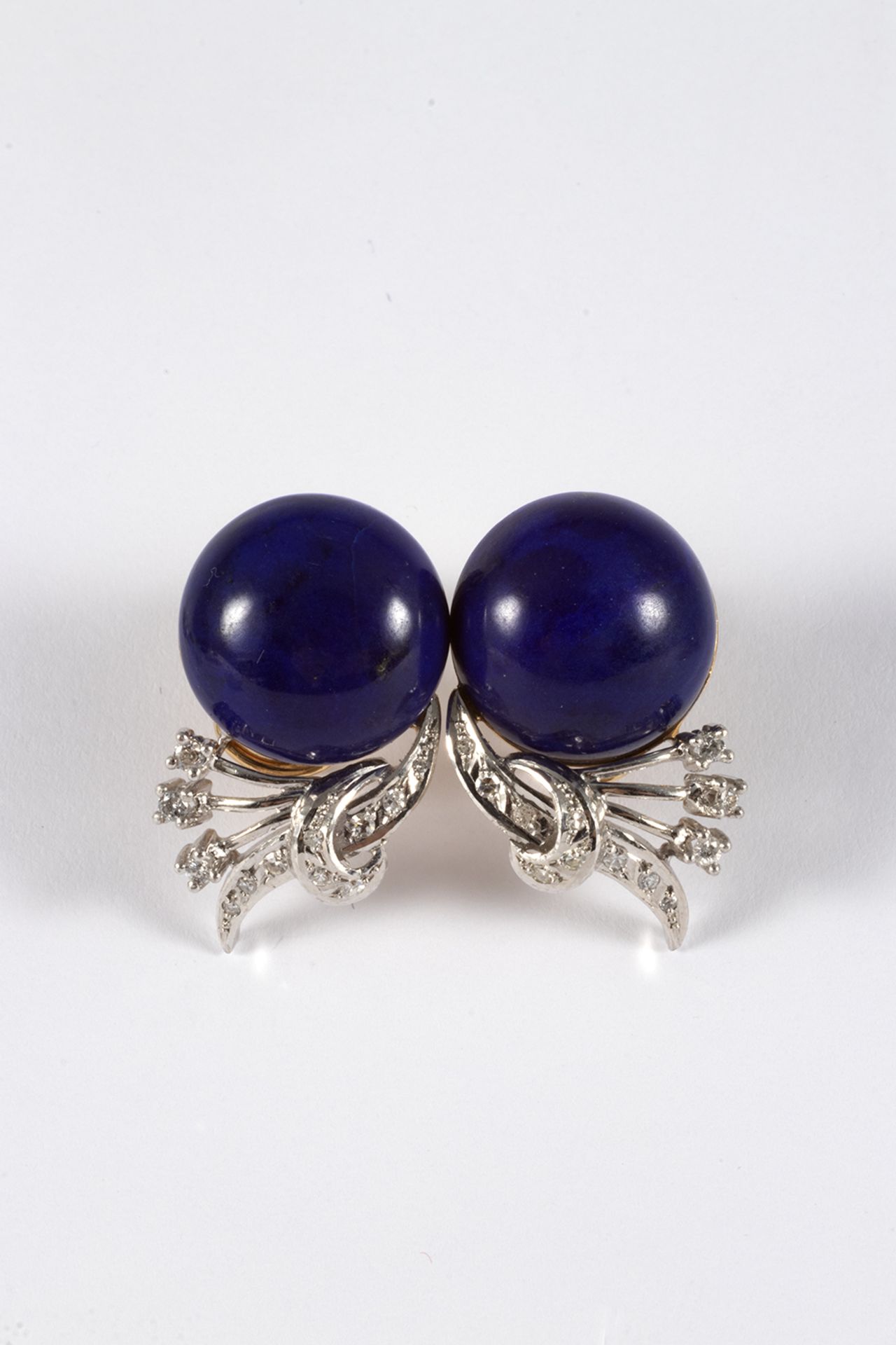 Earrings in two-tone gold, lapis lazuli and brilliant-cut diamonds.