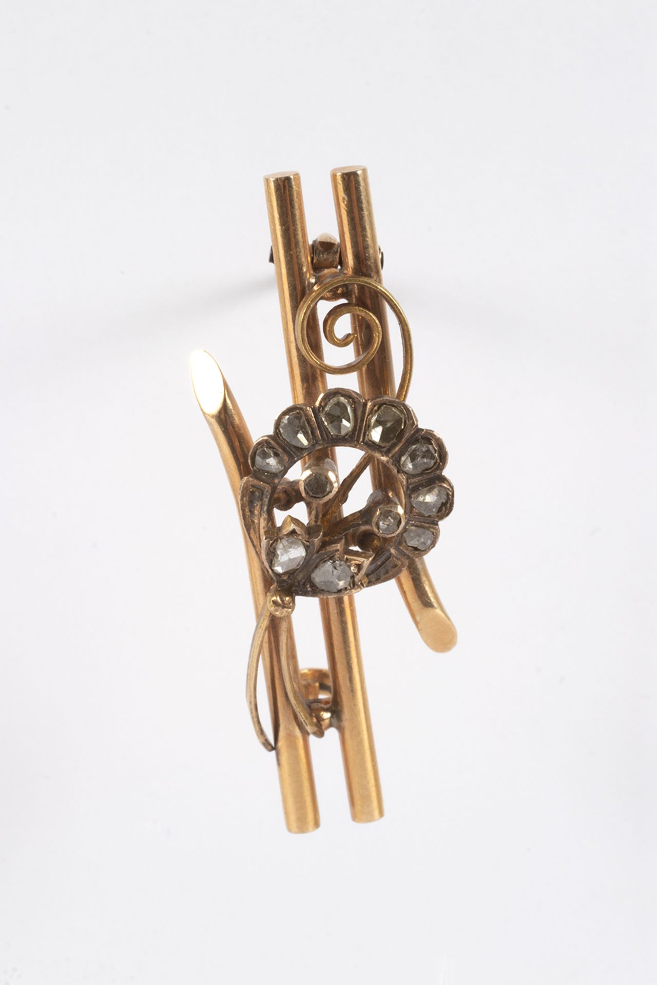 Elizabethan brooch in gold and rose cut diamonds.