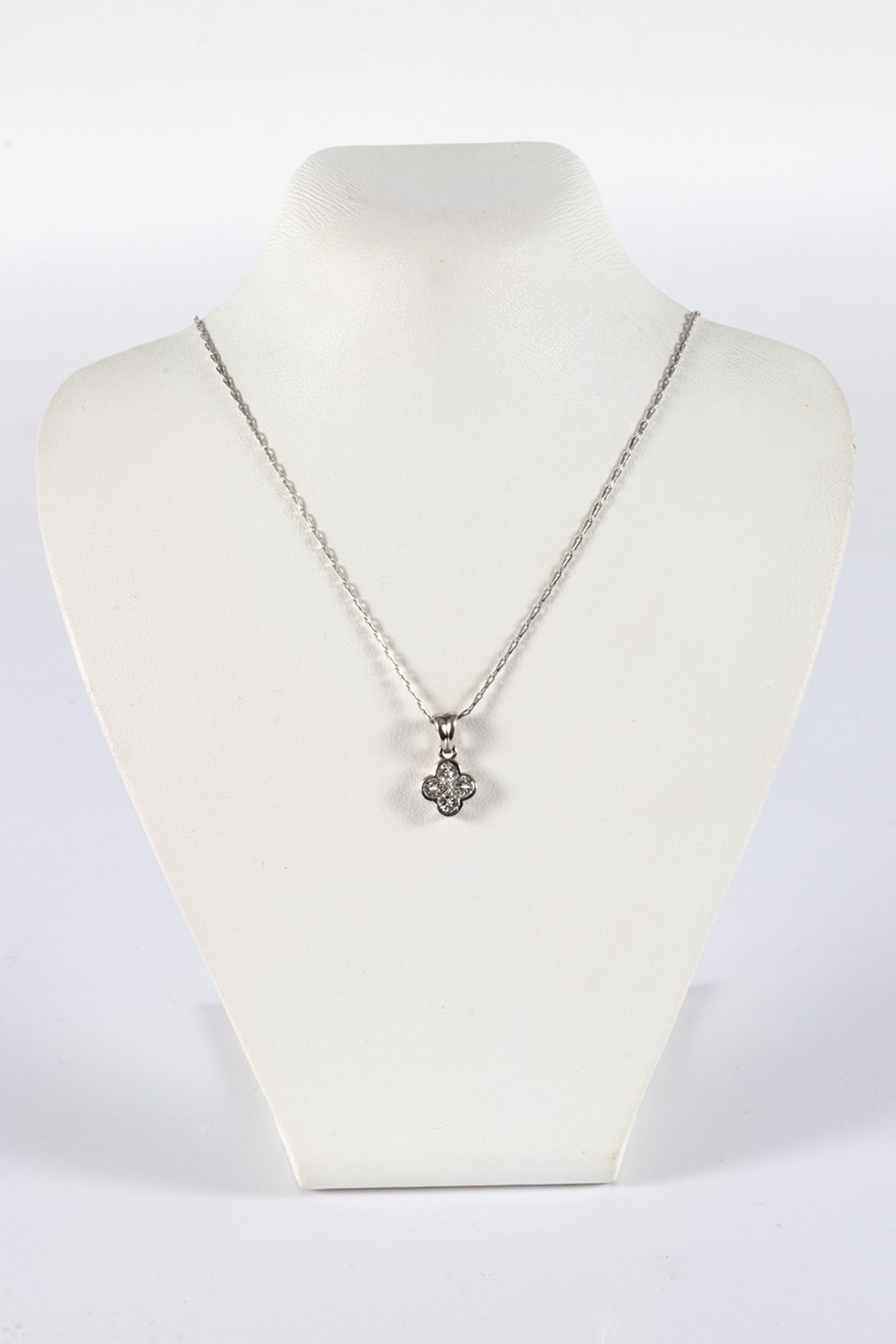 Pendant with chain in white gold and goatee-cut diamonds.