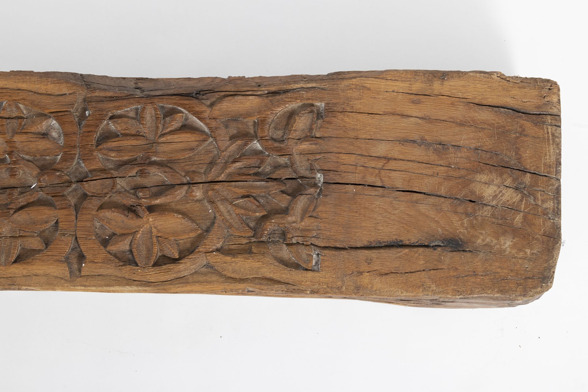 Mudejar beam in carved wood with vegetal decoration. - Image 3 of 4