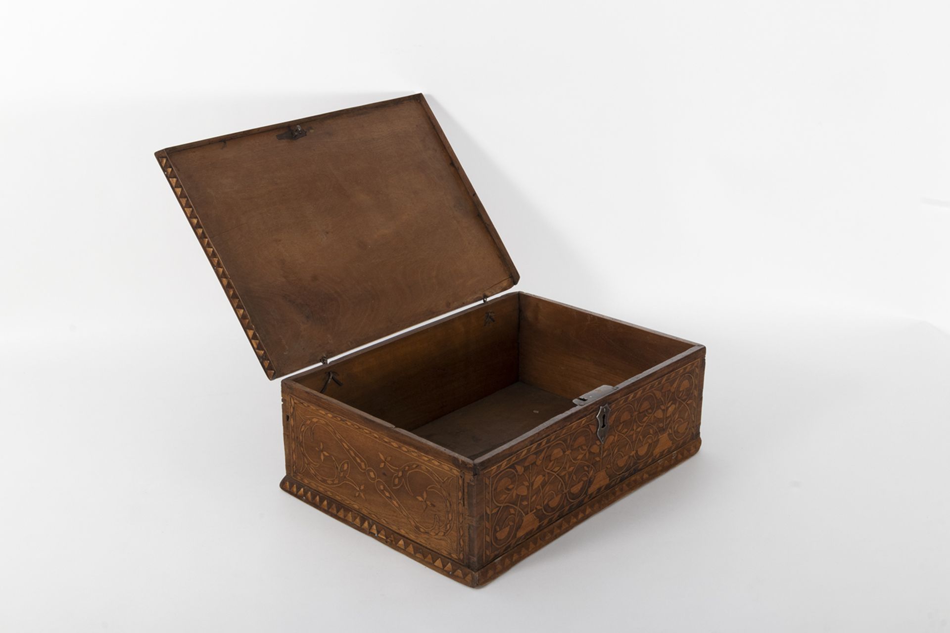 Walnut wood casket with boxwood inlay with geometric and plant motifs. - Bild 2 aus 3
