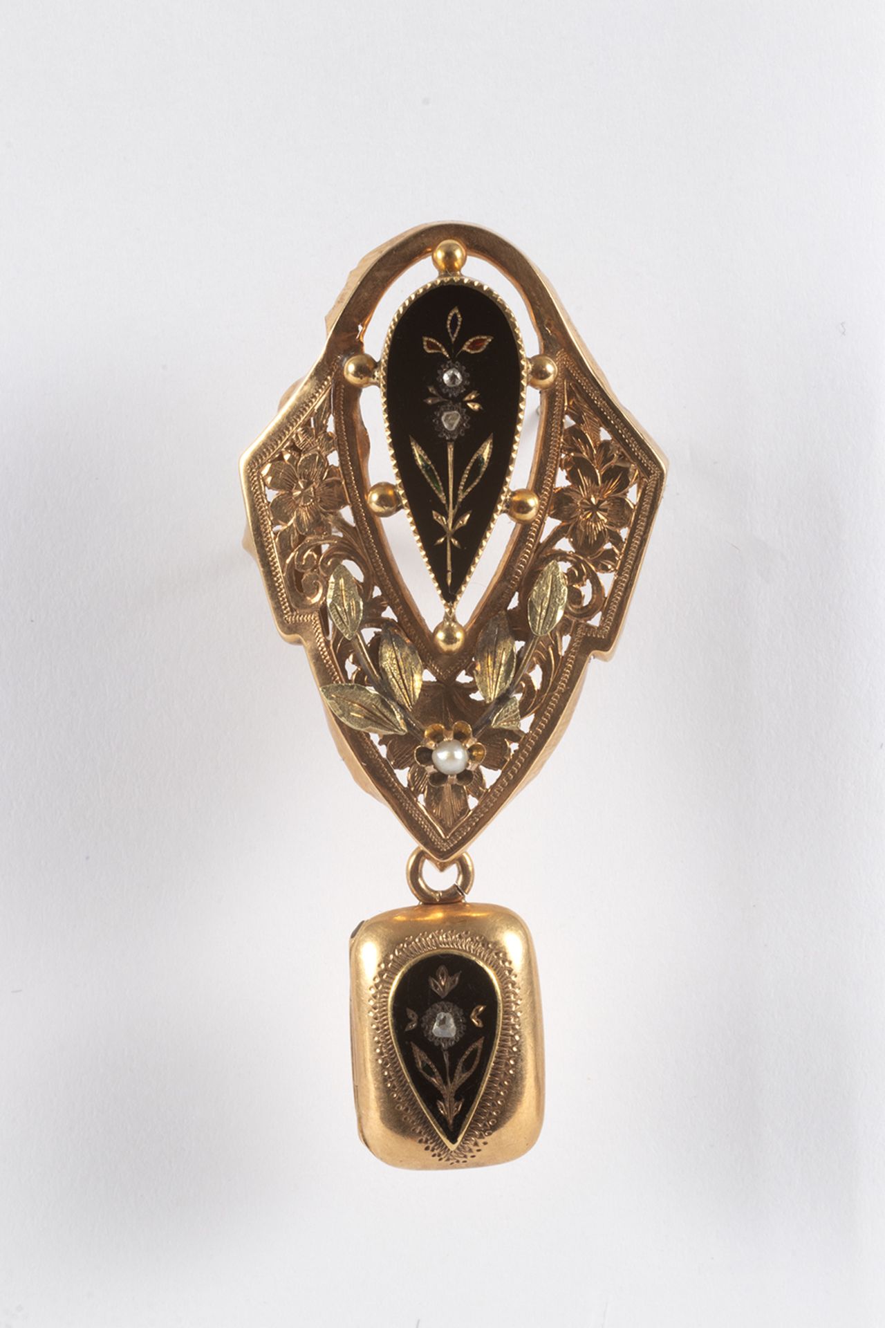 Elizabethan brooch in gold, enamel, rose cut diamonds and pearl.