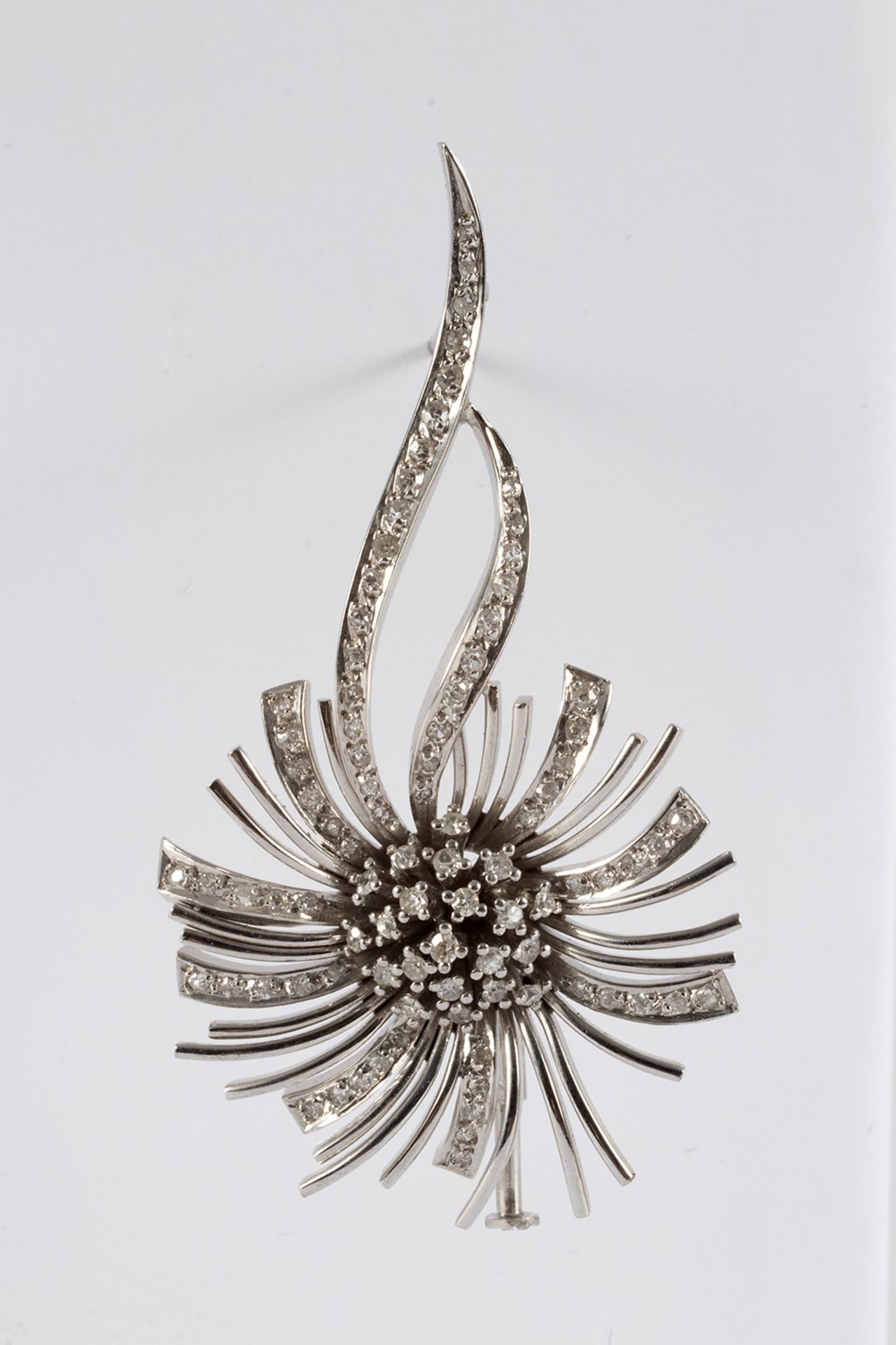 Flower design brooch in white gold and 8/8 brilliant cut diamonds.