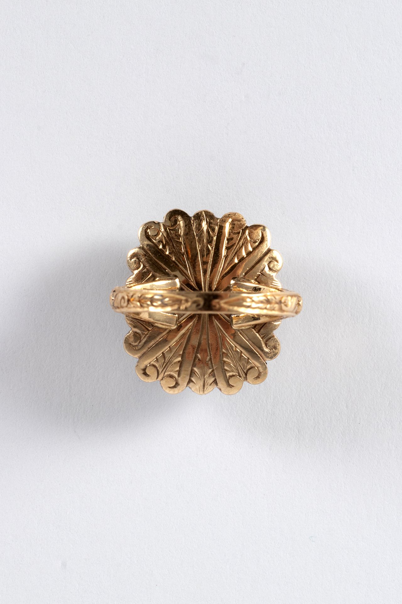 Rosette ring, Elizabethan style in gold and views in silver with emeralds, oval cut and Diamonds, ro - Image 3 of 5