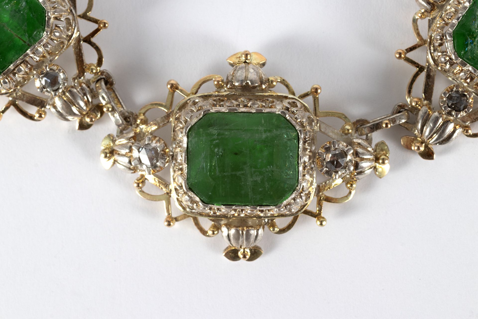 Necklace front, Elizabethan style in silver and gold details with emerald centers, octagonal cut. - Image 2 of 3