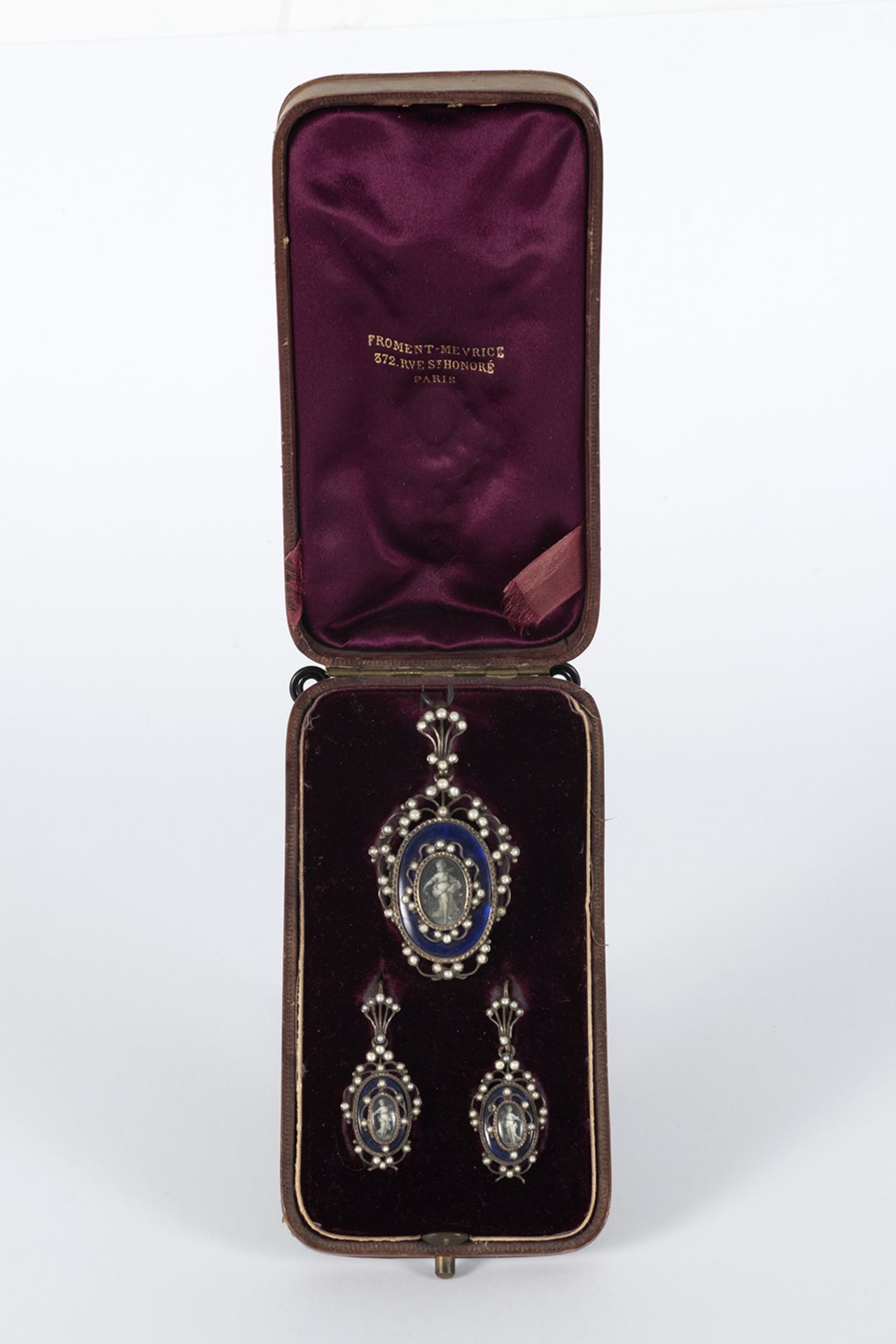 Set consisting of an Elizabethan brooch-pendant in silver, enamel and pearls with a representation o
