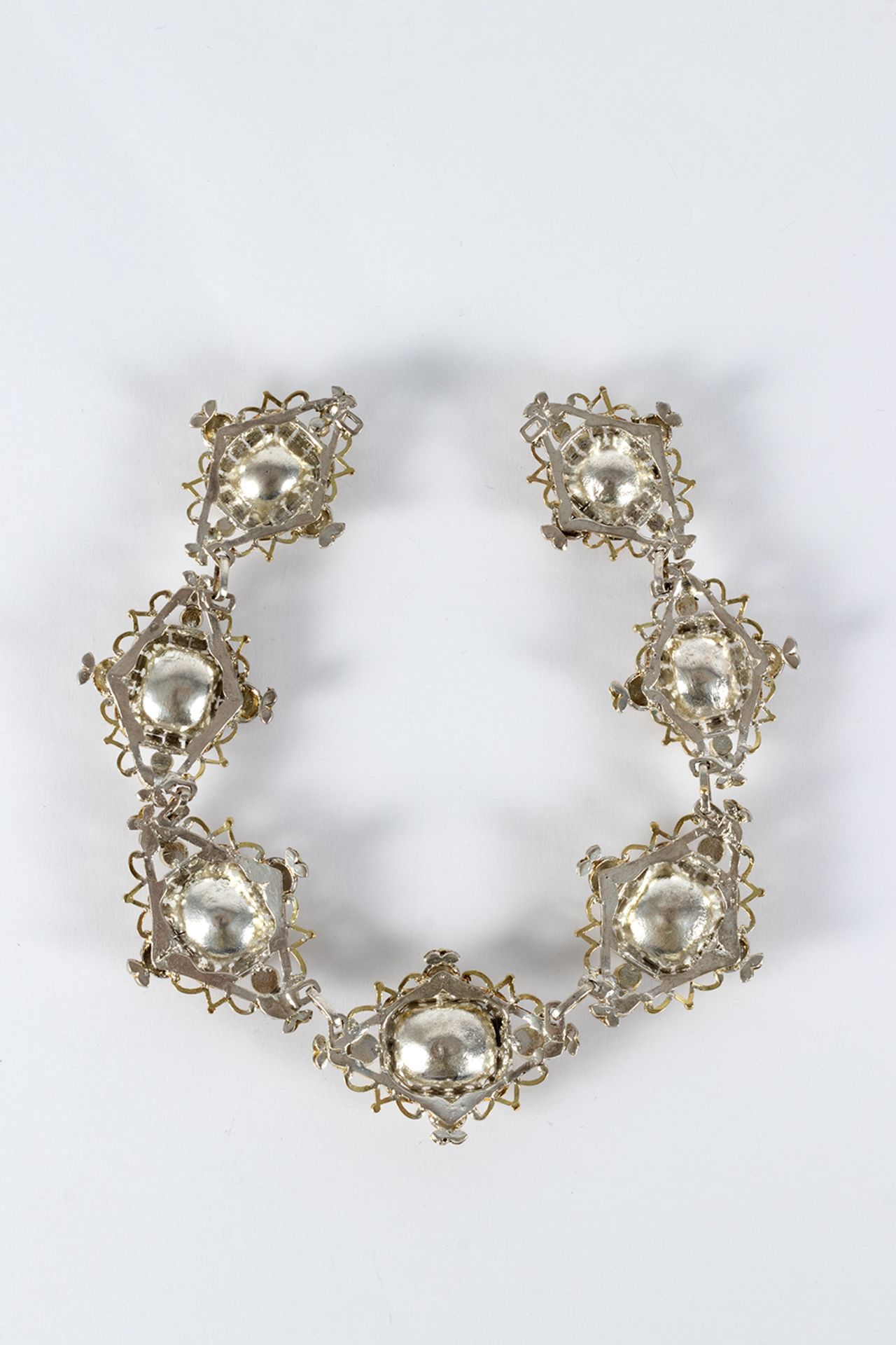 Necklace front, Elizabethan style in silver and gold details with emerald centers, octagonal cut. - Image 3 of 3