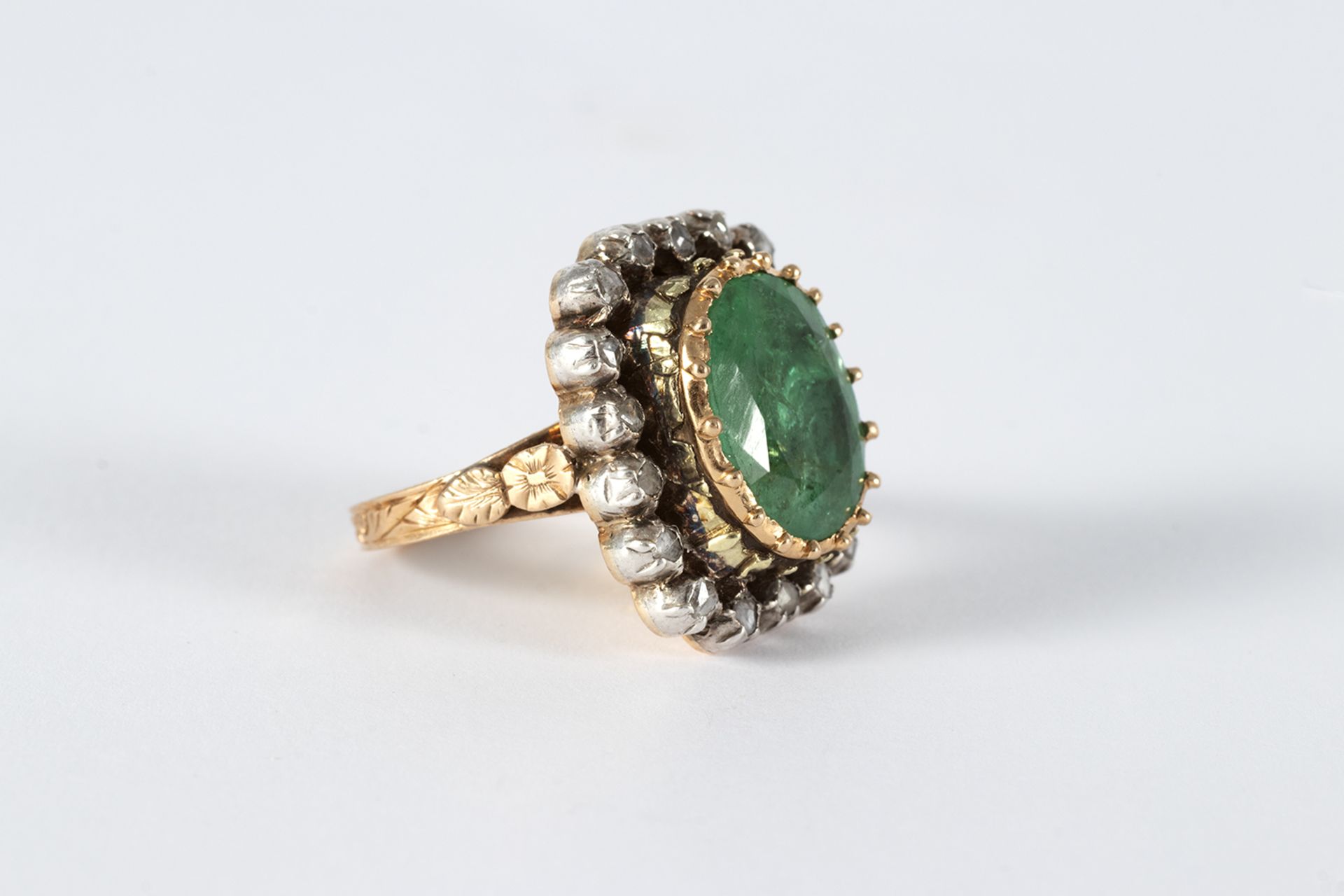 Rosette ring, Elizabethan style in gold and views in silver with emeralds, oval cut and Diamonds, ro - Image 5 of 5
