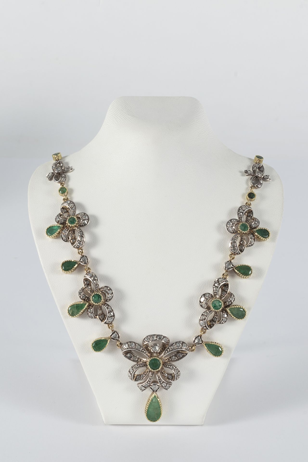 Elizabethan style necklace in silver and gold, decorated with diamond bows, rose cut and emeralds, r