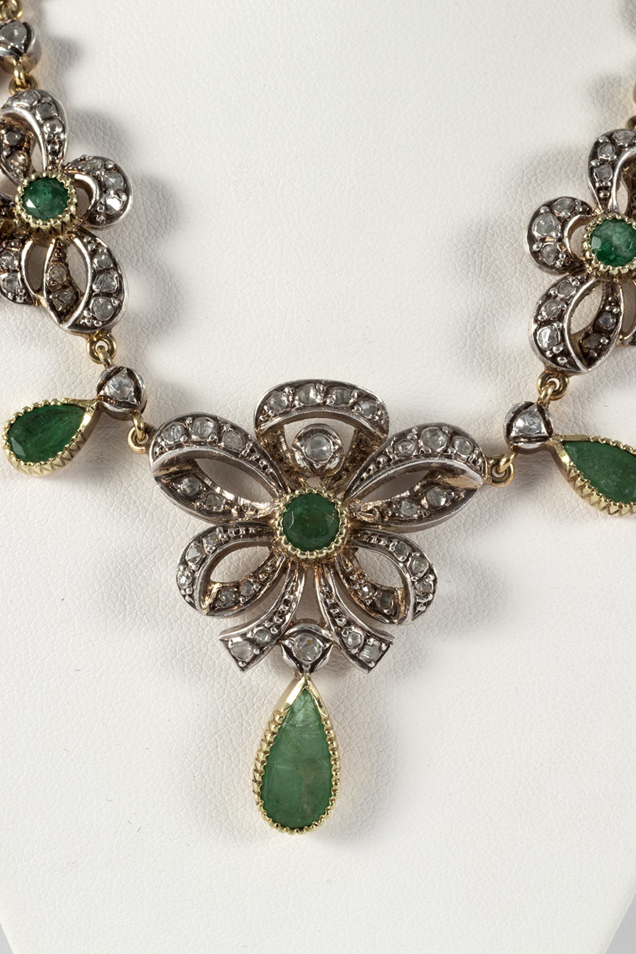 Elizabethan style necklace in silver and gold, decorated with diamond bows, rose cut and emeralds, r - Image 4 of 4