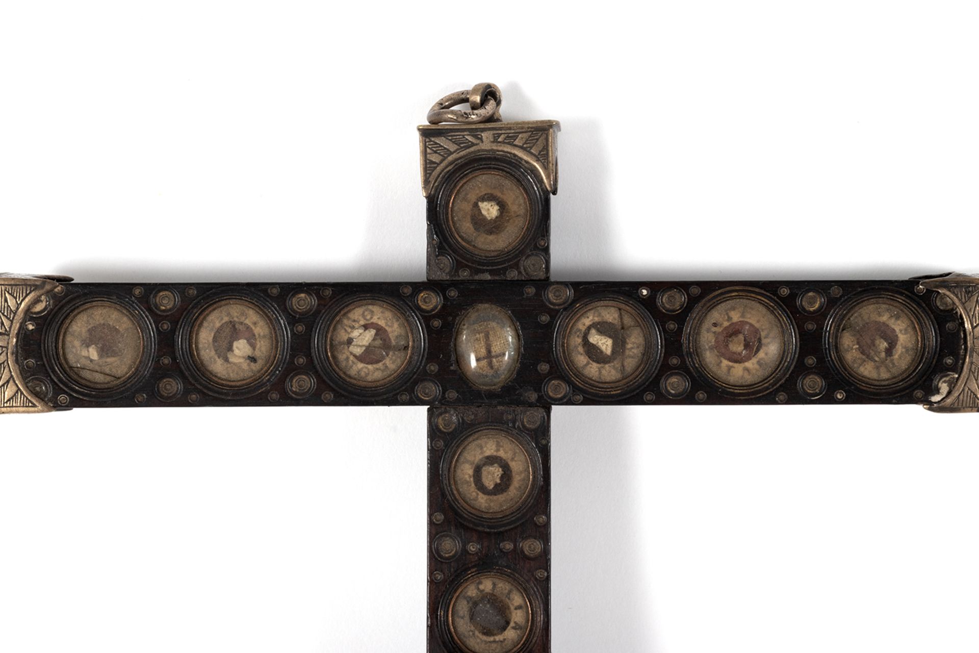 Spanish Colonial reliquary cross in wood with viriles housing relics and silver finishes. Mexico, 18 - Bild 2 aus 5