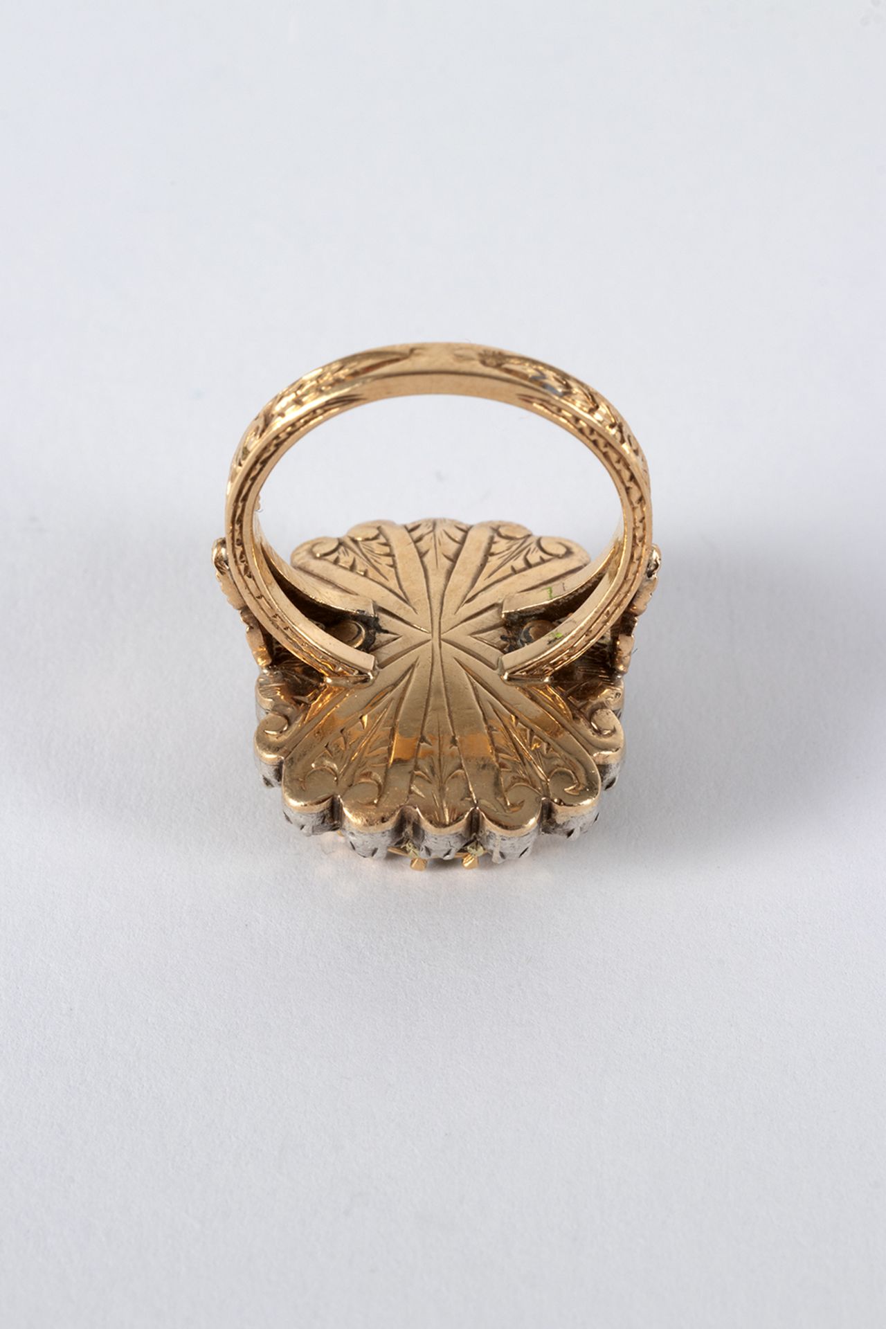 Rosette ring, Elizabethan style in gold and views in silver with emeralds, oval cut and Diamonds, ro - Image 4 of 5