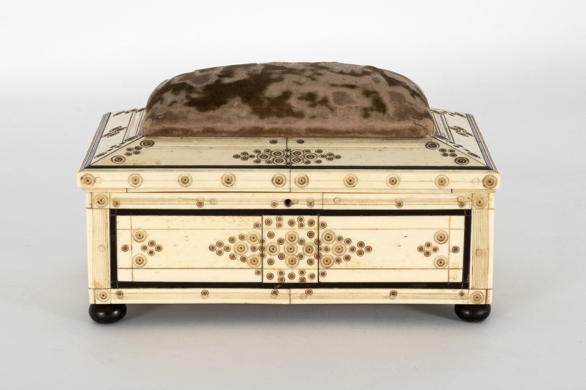 Anglo-Indian bone sewing box with geometric decoration and wooden core, late 19th century.