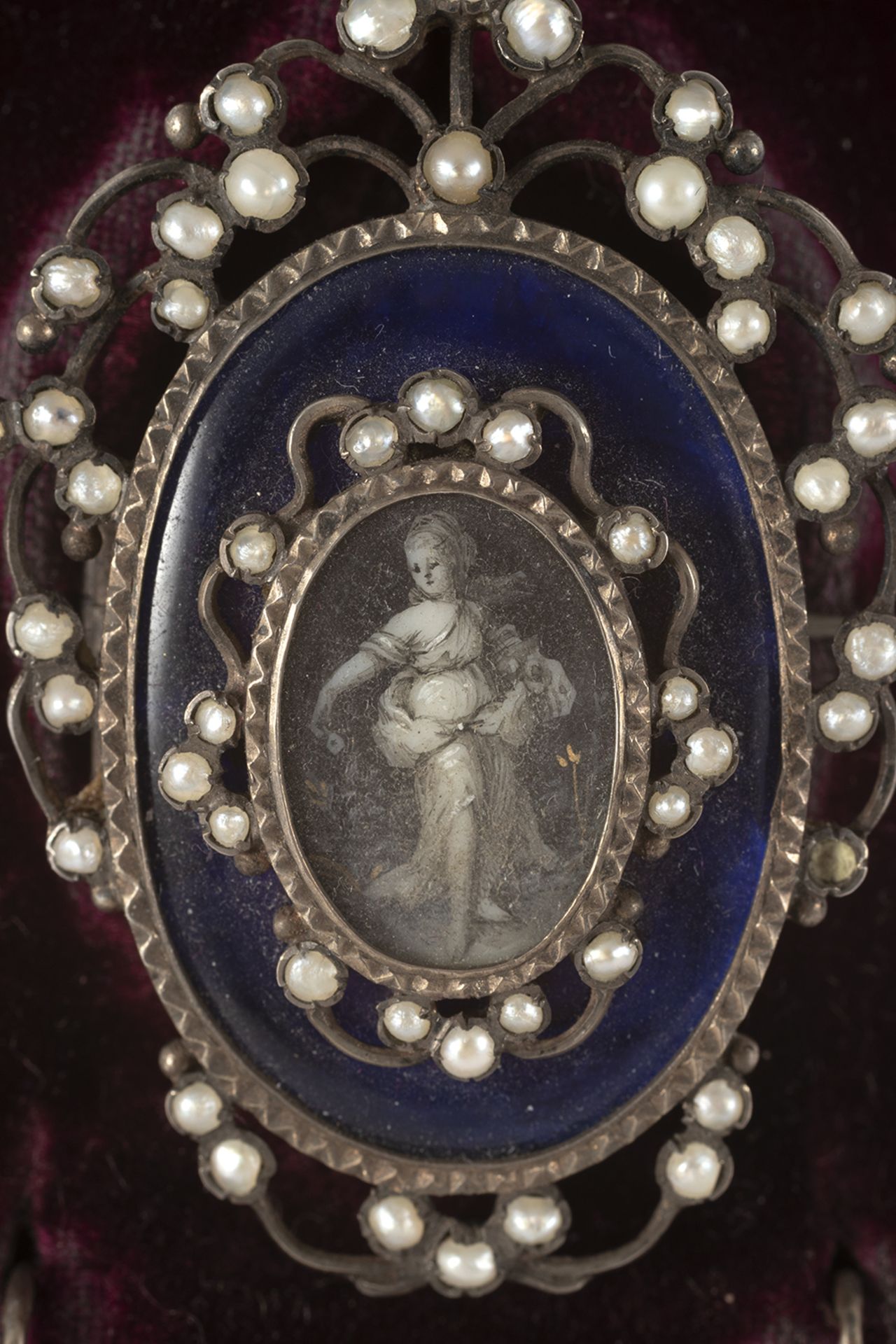 Set consisting of an Elizabethan brooch-pendant in silver, enamel and pearls with a representation o - Image 3 of 6