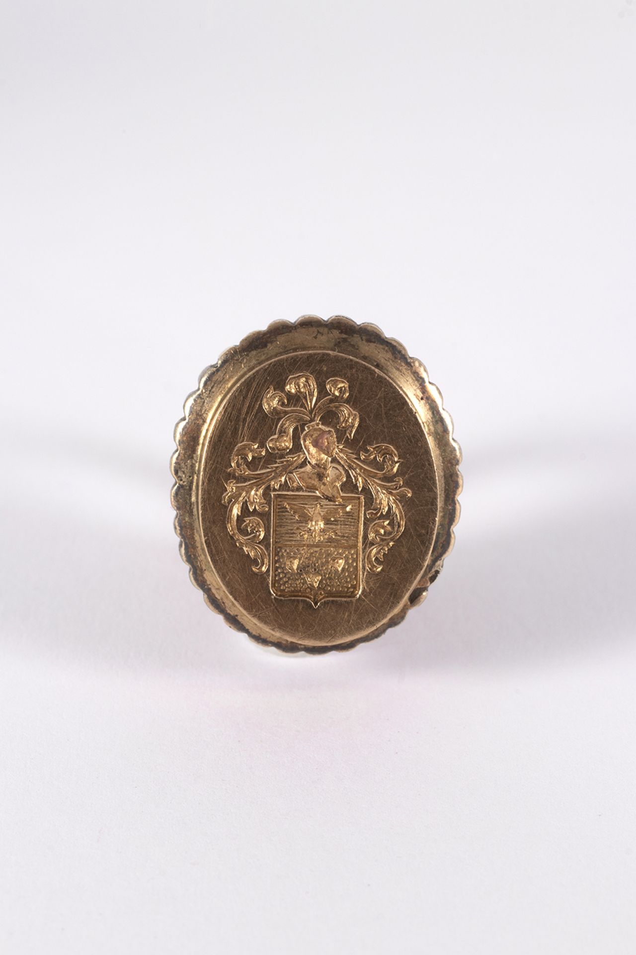 Seal pendant in gold and silver with heraldic shield. 