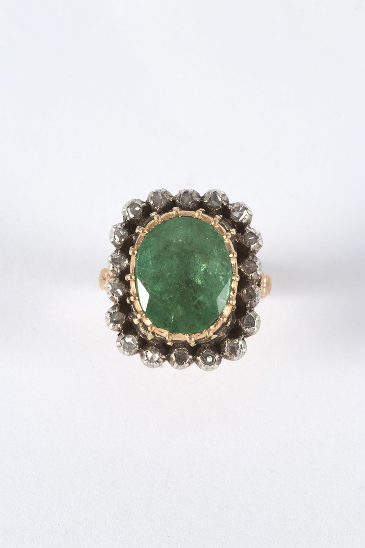 Rosette ring, Elizabethan style in gold and views in silver with emeralds, oval cut and Diamonds, ro - Image 2 of 5