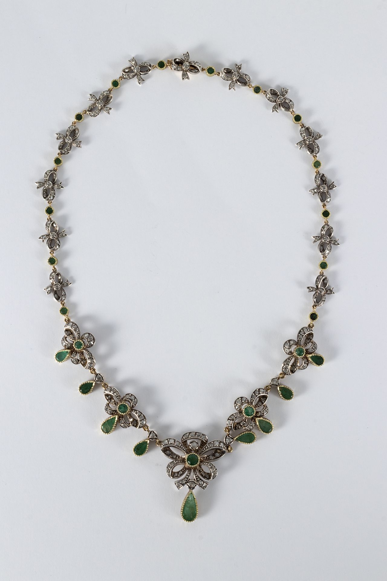 Elizabethan style necklace in silver and gold, decorated with diamond bows, rose cut and emeralds, r - Image 2 of 4