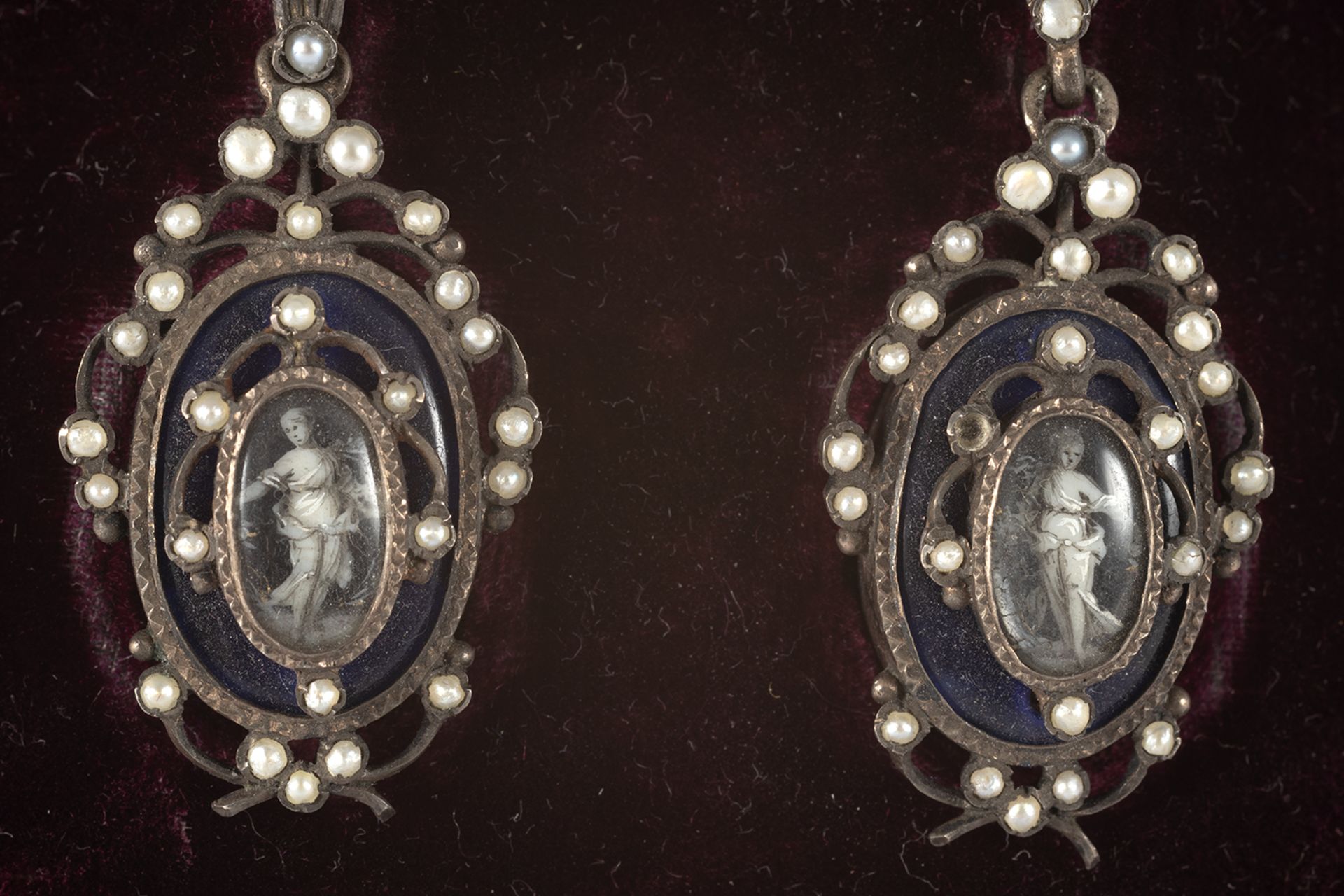 Set consisting of an Elizabethan brooch-pendant in silver, enamel and pearls with a representation o - Image 4 of 6