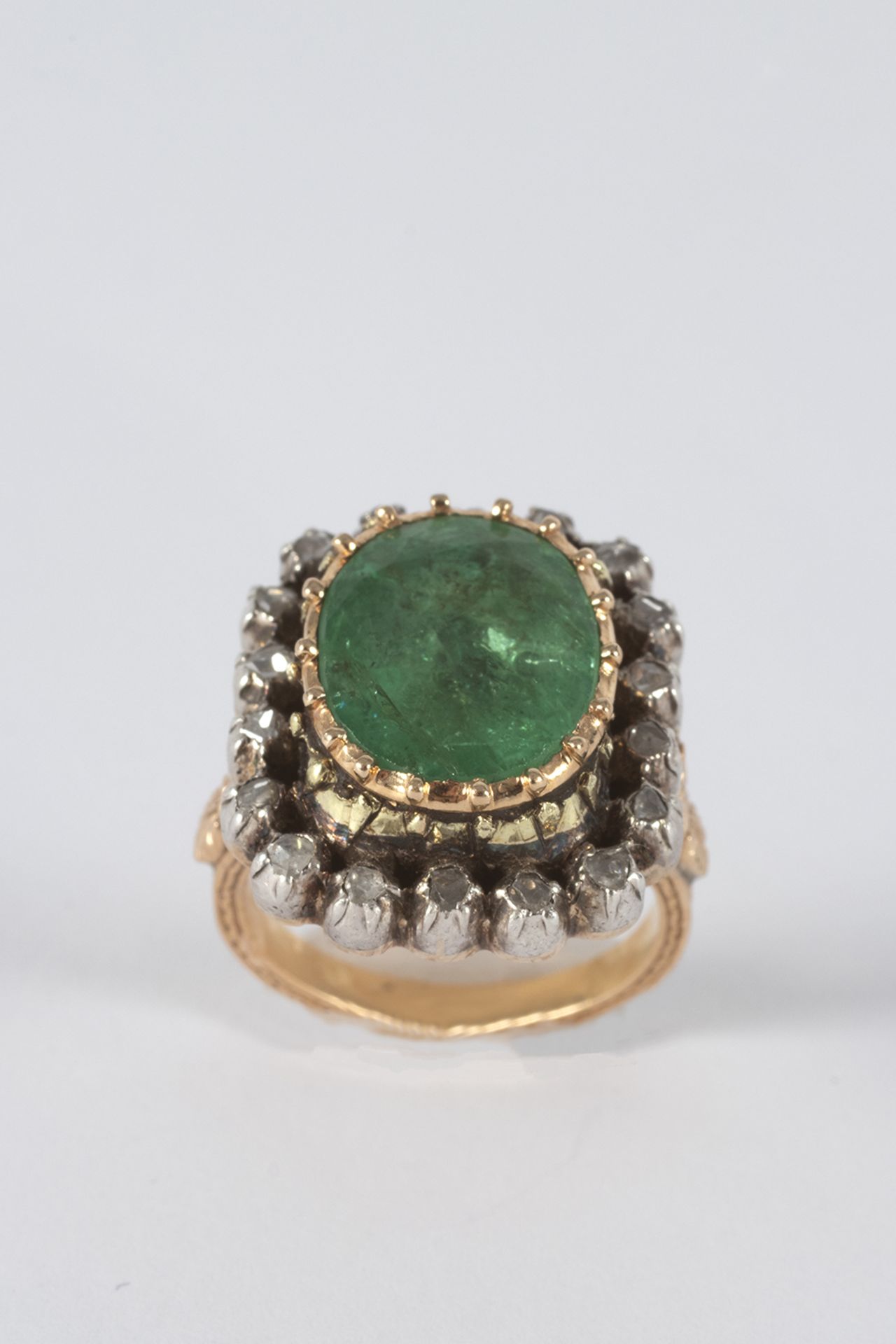 Rosette ring, Elizabethan style in gold and views in silver with emeralds, oval cut and Diamonds, ro