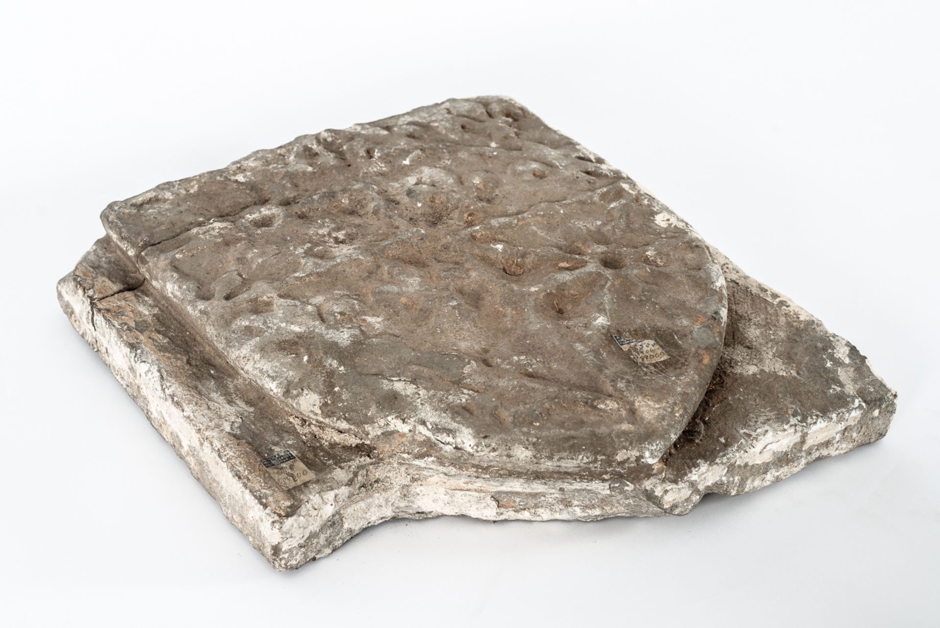 Sculpted limestone shield, 15th century.  - Bild 3 aus 3