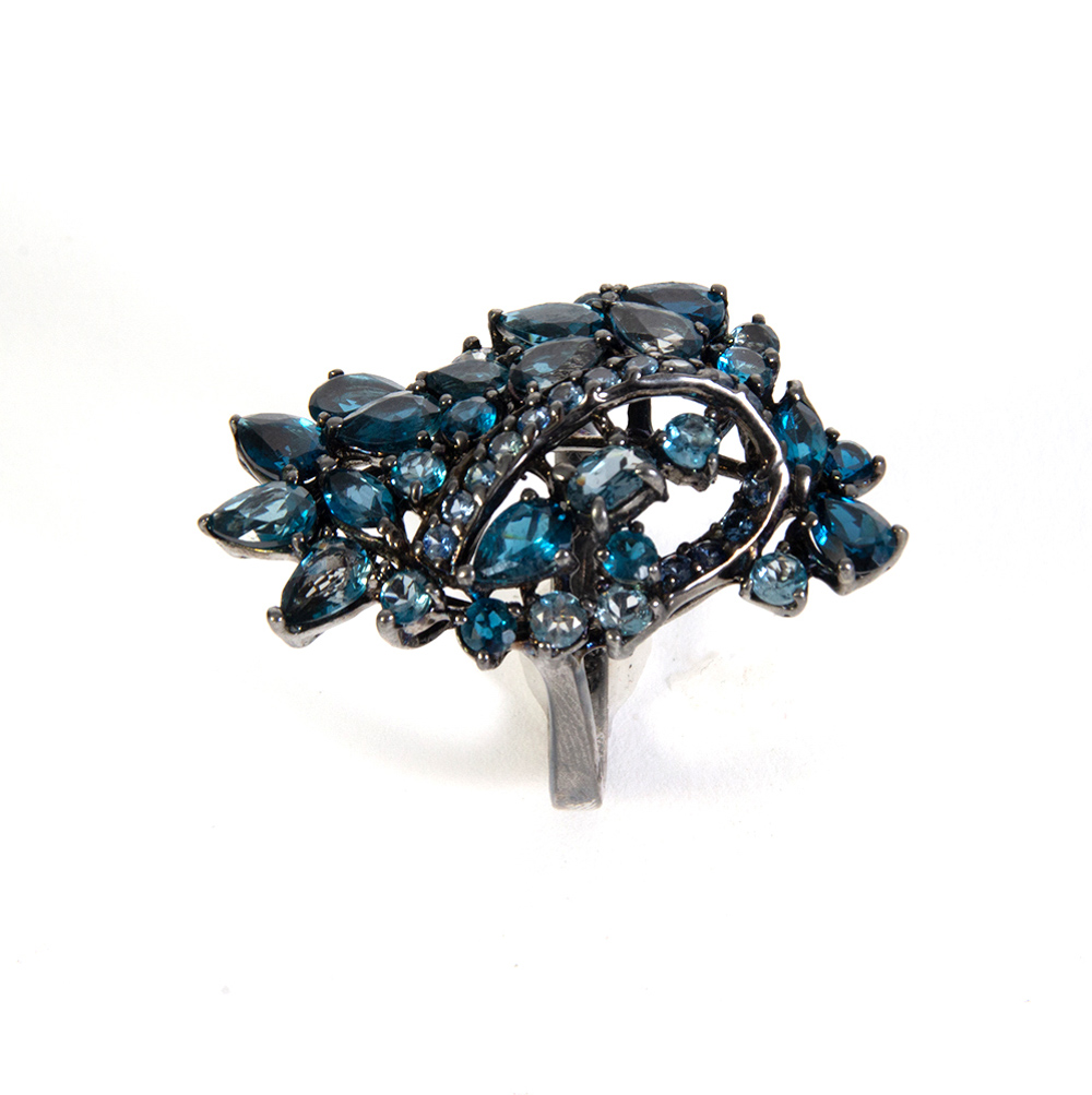 Ring in blued silver, sapphires and blue topaz, round and knob cuts. - Image 2 of 2