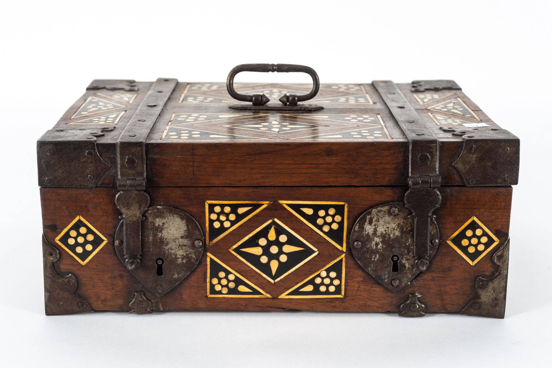 Colonial safe in walnut, ebony and bone wood with reinforcements and iron handle.  - Bild 4 aus 4