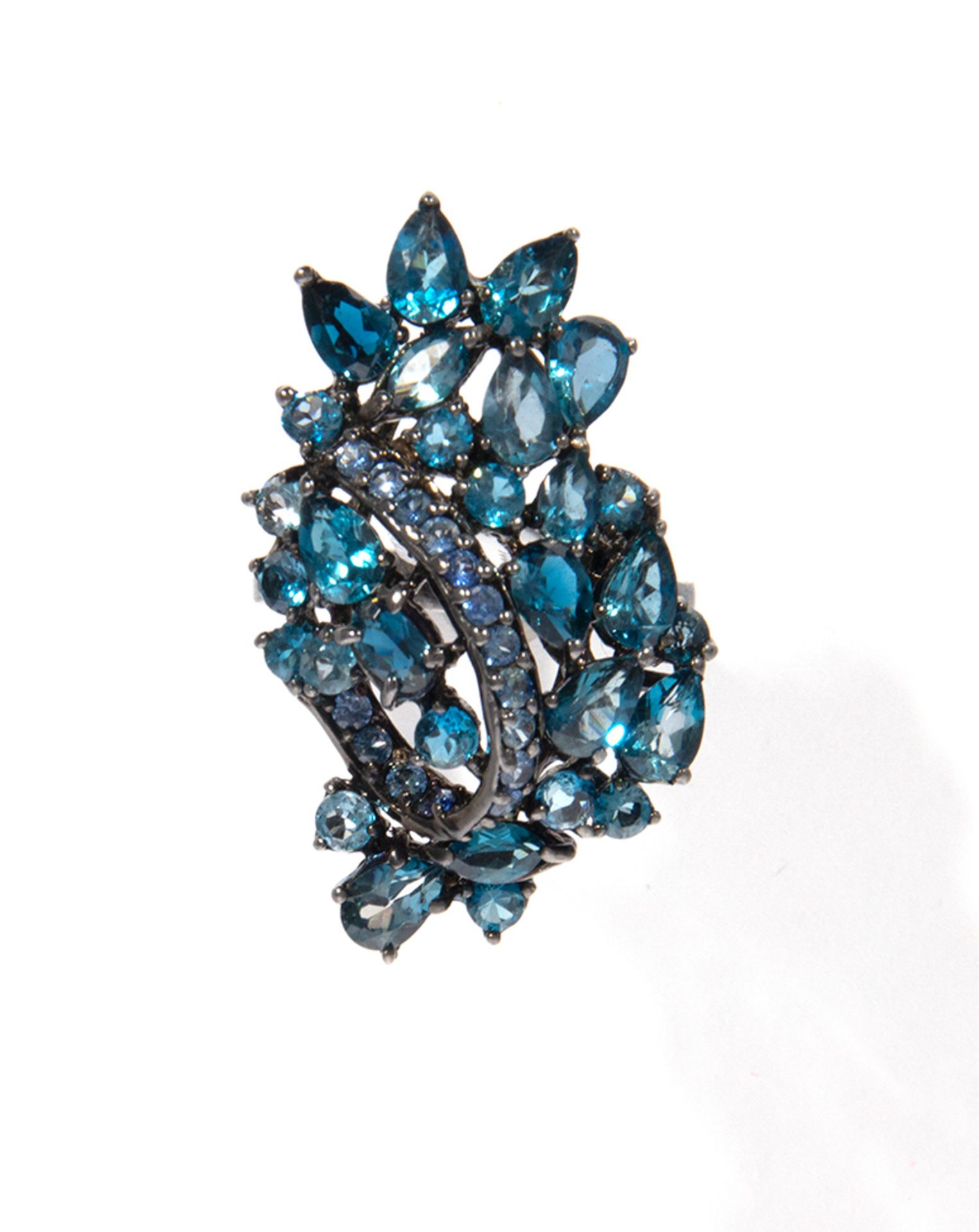 Ring in blued silver, sapphires and blue topaz, round and knob cuts.