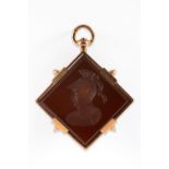 Pendant in gold and carved agate.
