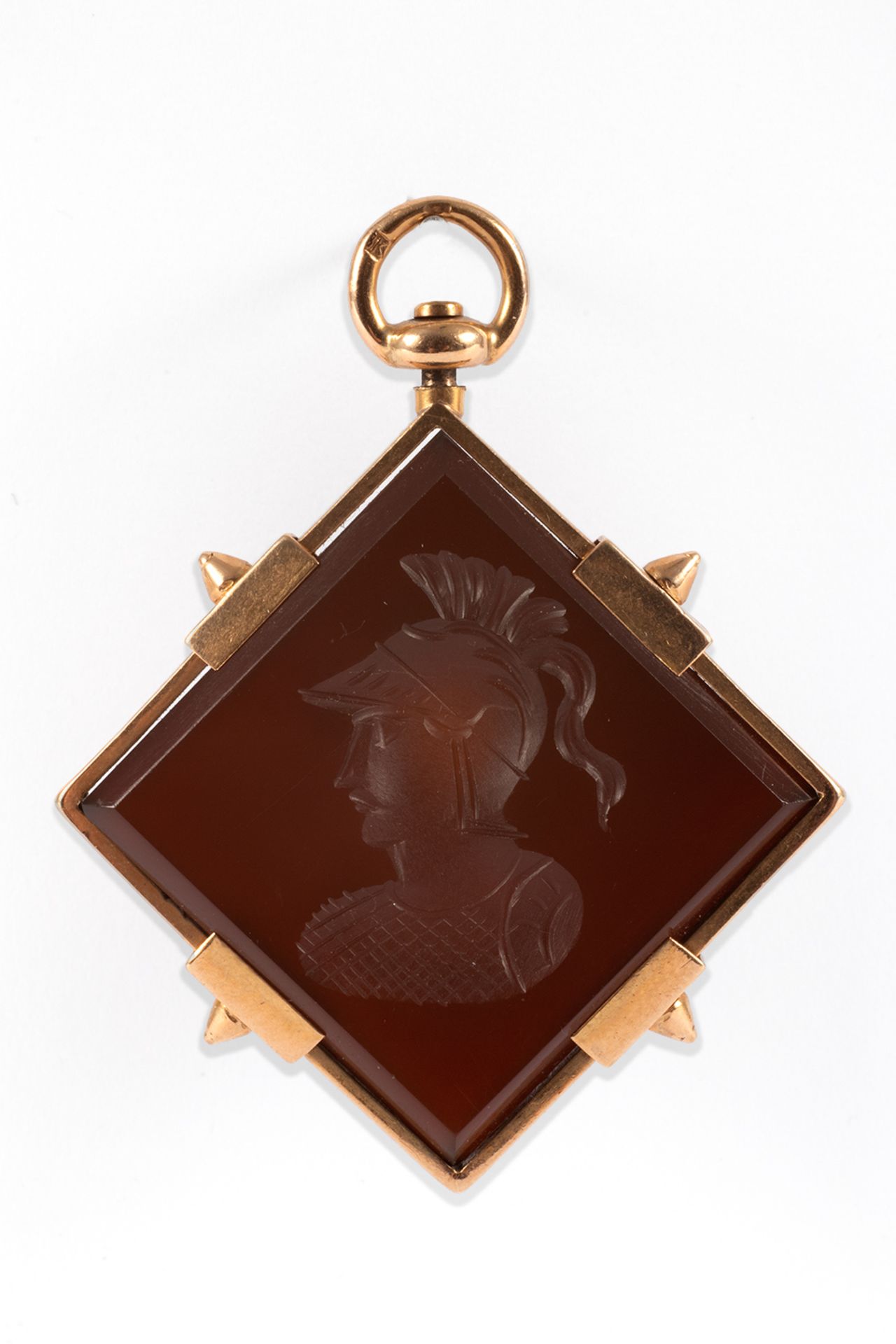 Pendant in gold and carved agate.