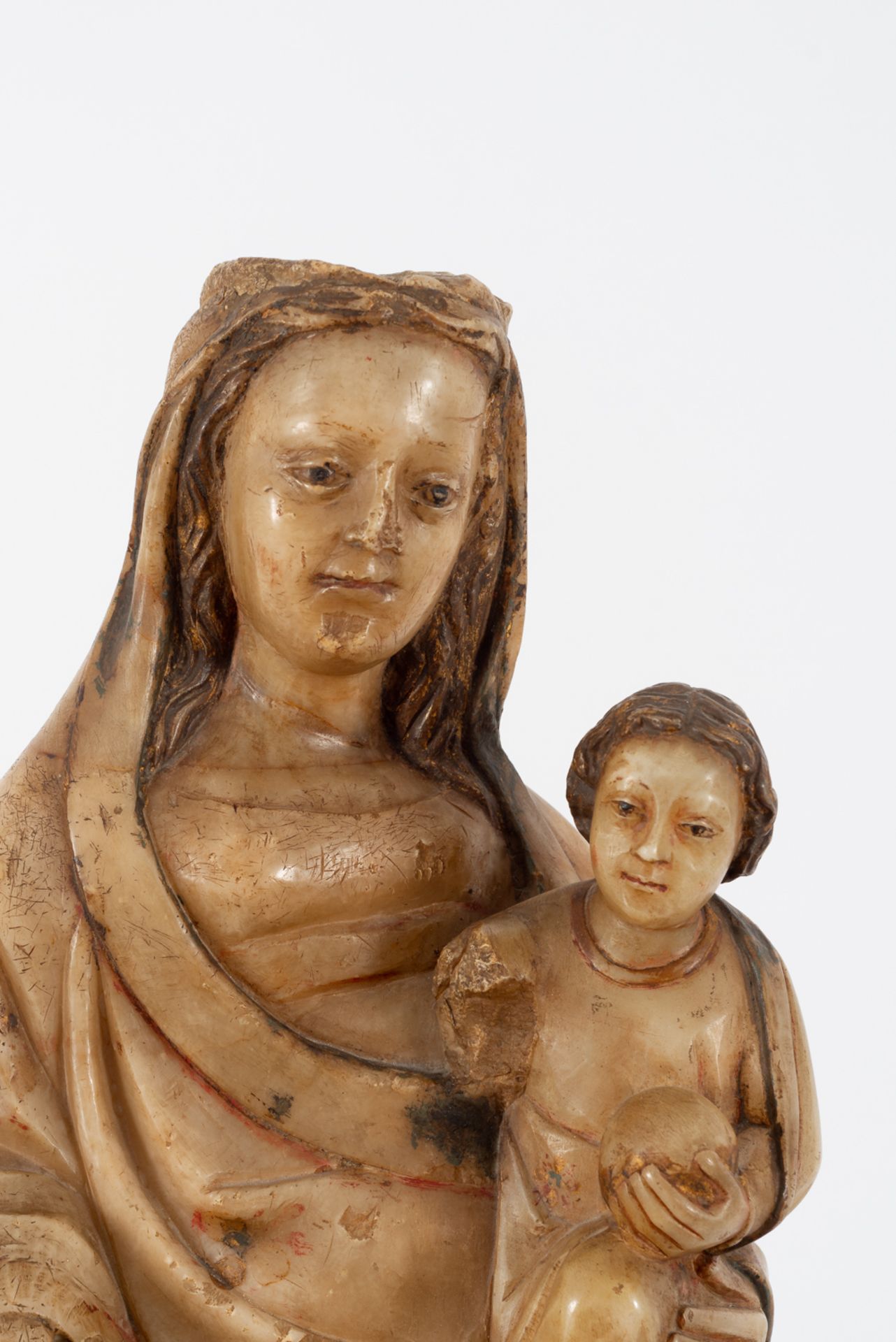 Navarre school from the 15th century. Virgin with Child. Alabaster sculpture. 57 x 21 x 15 cm. - Bild 3 aus 5