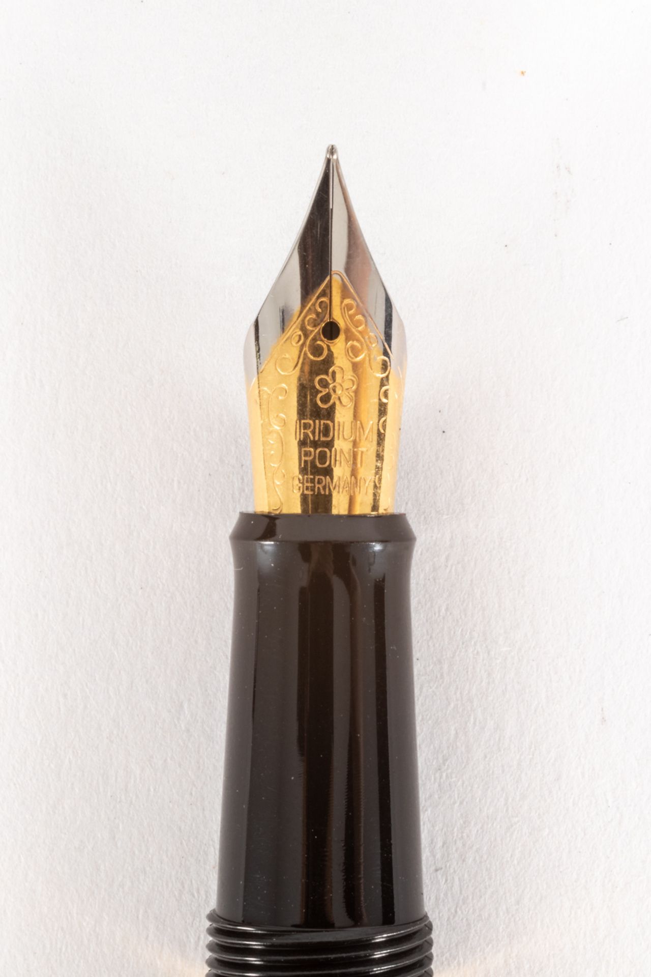Versace fountain pen in faceted black resin with fretwork decoration on the central ring and gold-pl - Bild 3 aus 3