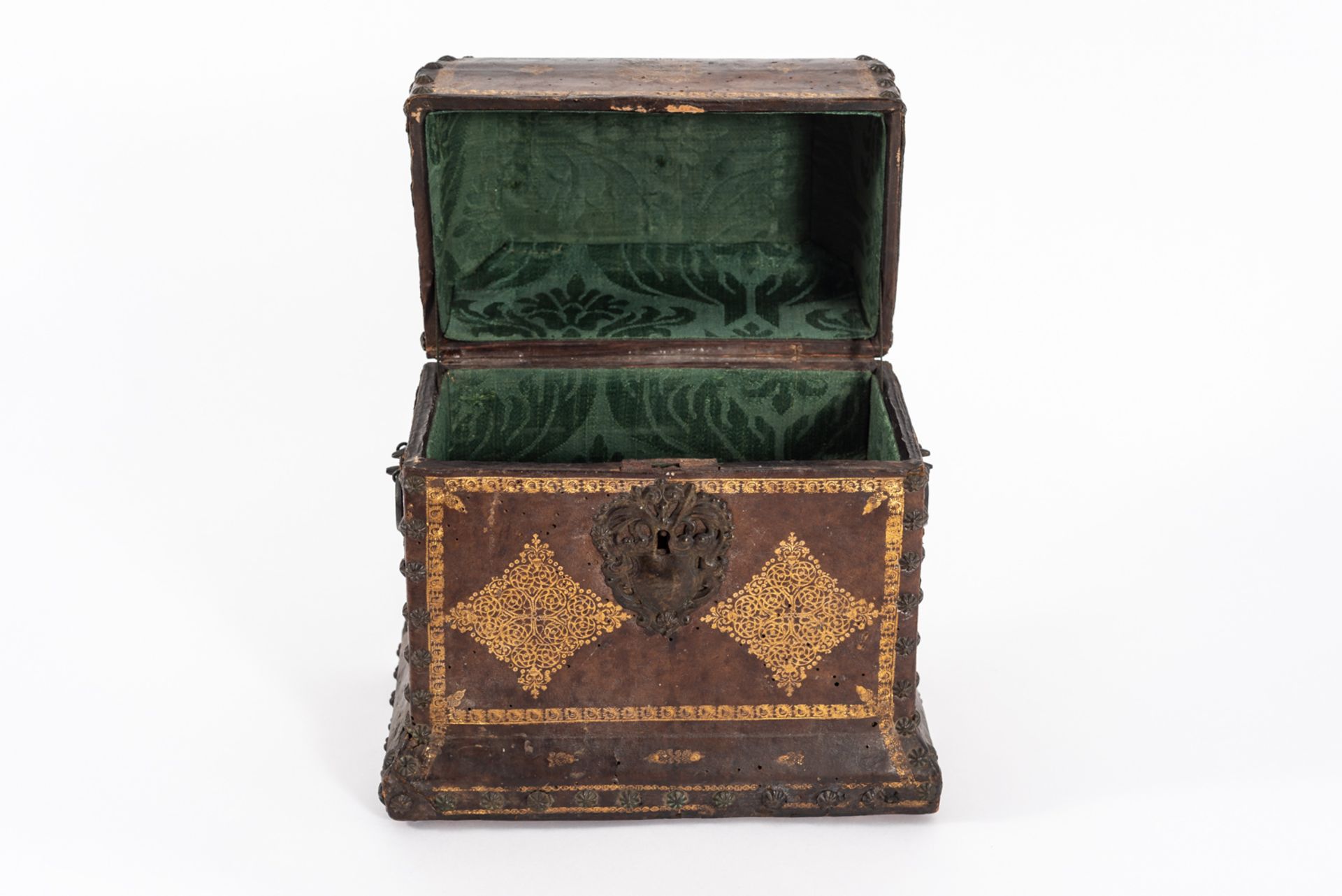 Wooden travel chest covered with gilt leather and studded with iron handles and keyholes, 18th centu - Bild 4 aus 5