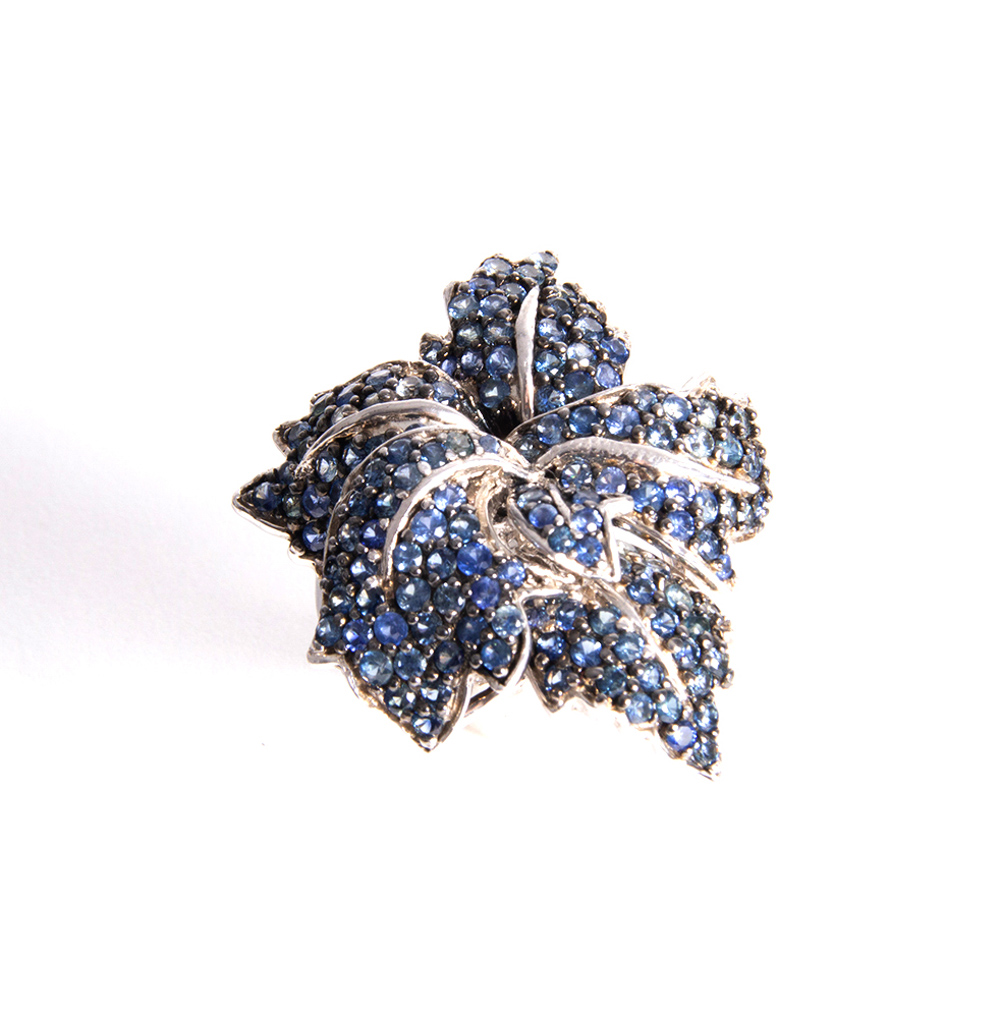 Silver ring with round cut blue sapphire leaves. - Image 2 of 2