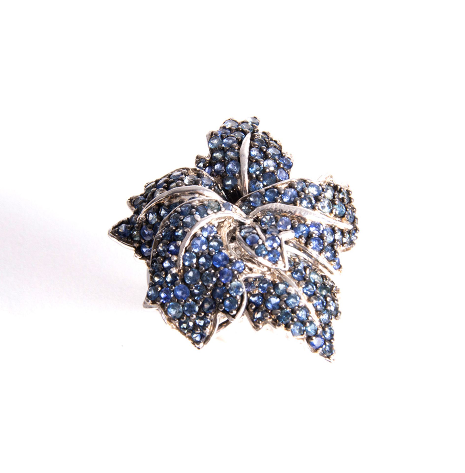 Silver ring with round cut blue sapphire leaves. - Bild 2 aus 2
