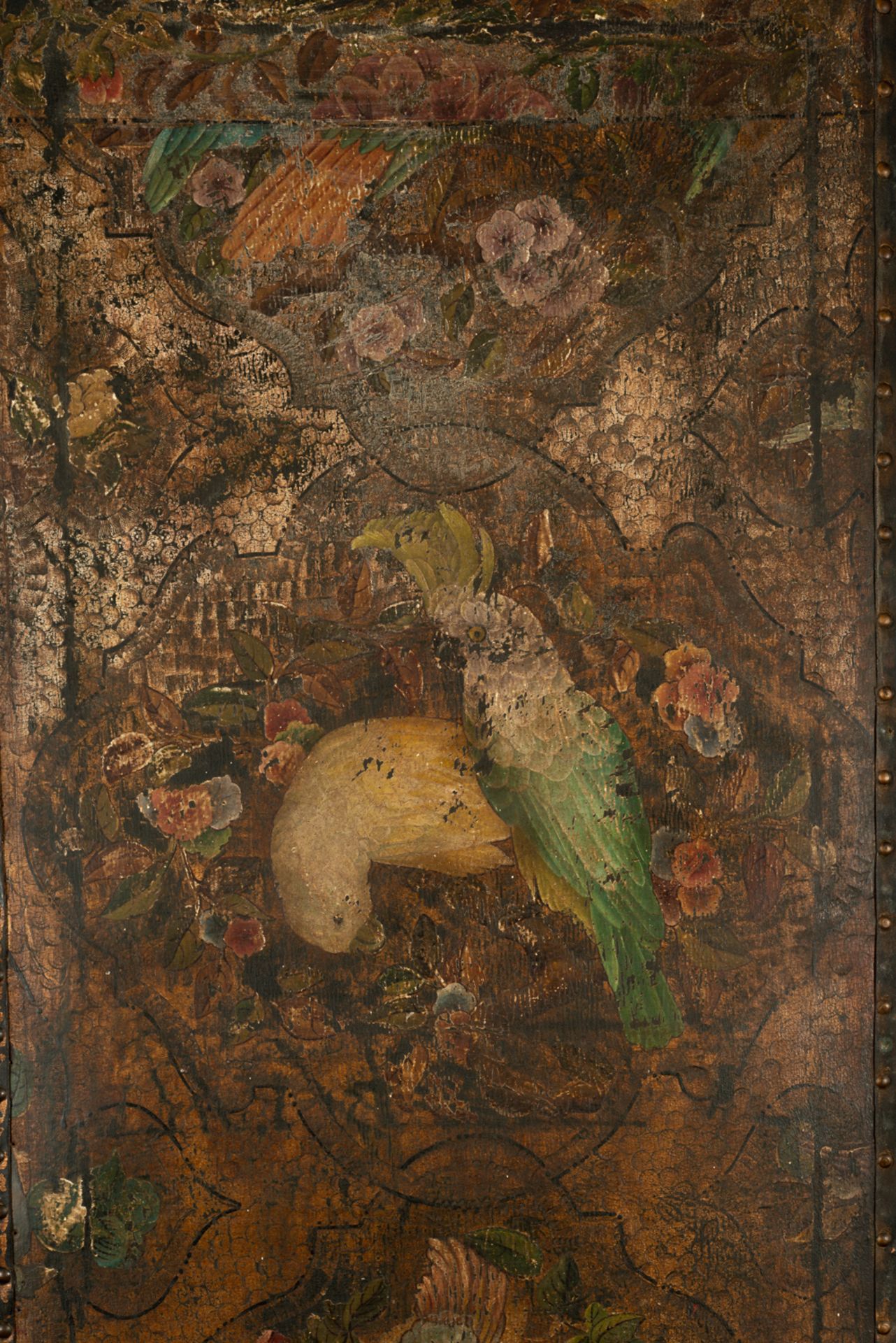 Colonial screen with three leaves in wood and leather painted with floral decoration and birds. - Bild 3 aus 8