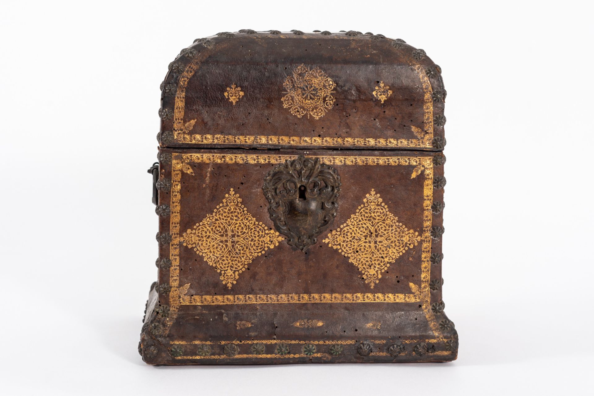 Wooden travel chest covered with gilt leather and studded with iron handles and keyholes, 18th centu - Bild 2 aus 5