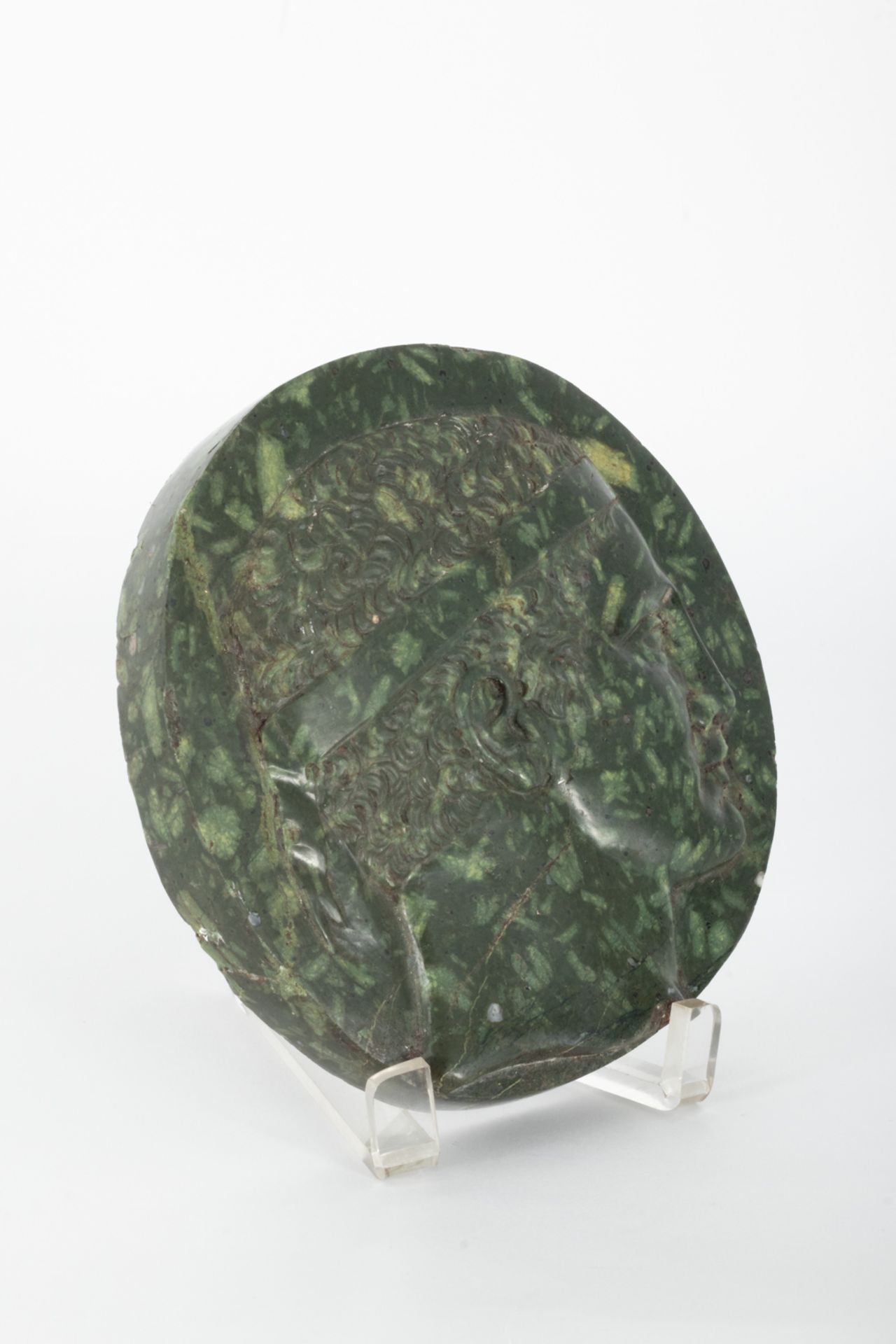 Sculpted marbled green marble medallion depicting a classic male bust in relief profile, 18th centur - Bild 2 aus 4