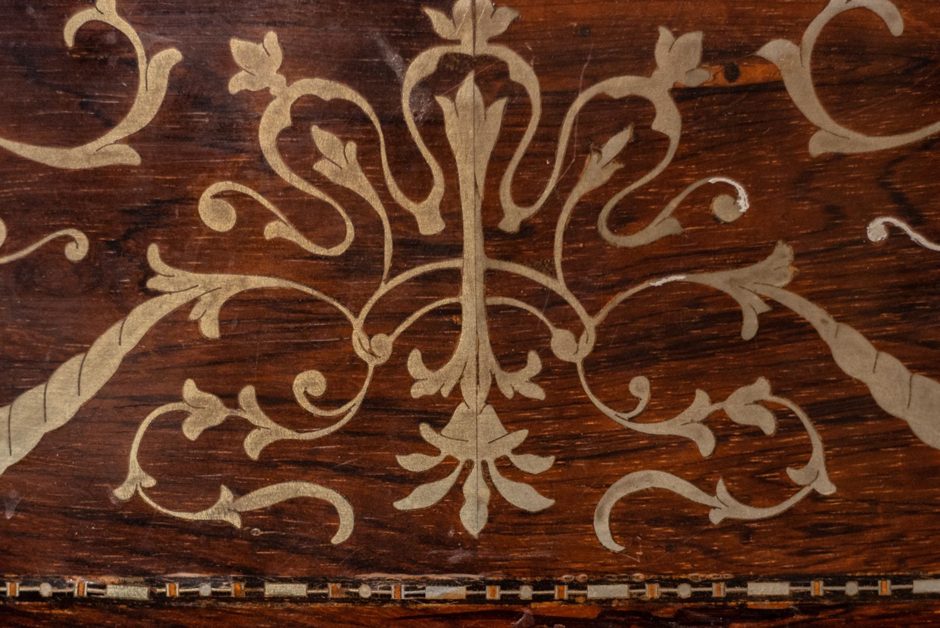 Elizabethan chest of drawers in jacaranda wood with zinc marquetry, five drawers and a marble top, m - Bild 4 aus 6