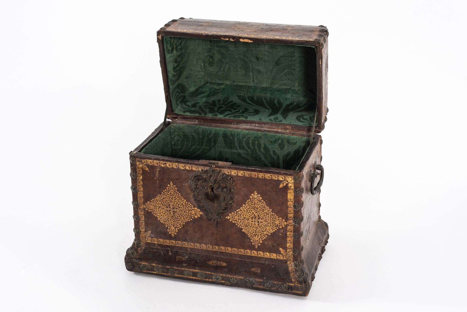 Wooden travel chest covered with gilt leather and studded with iron handles and keyholes, 18th centu - Bild 5 aus 5