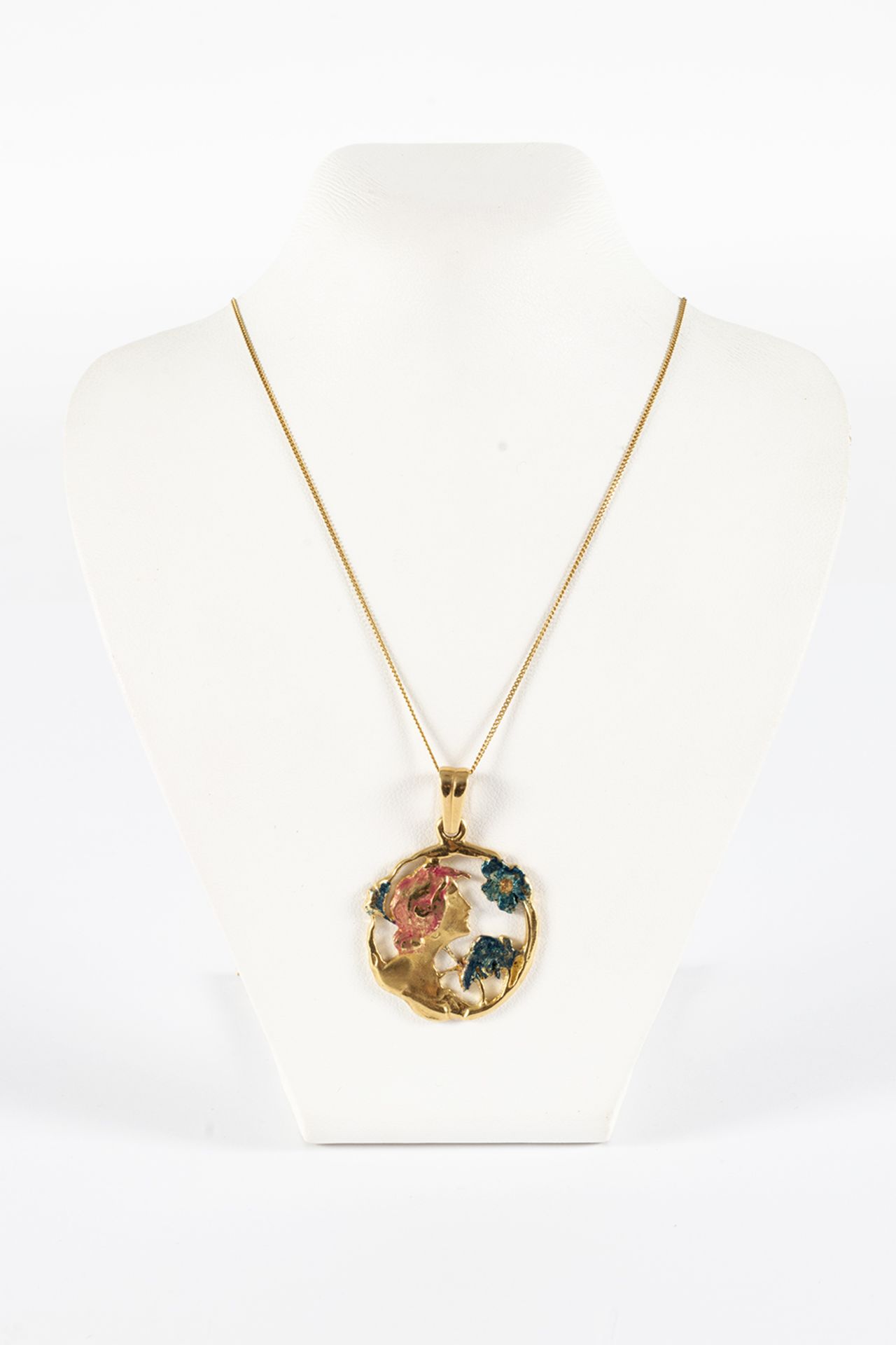 Art Nouveau style pendant in gold and enamel with a female figure, with chain. Gold weight.
