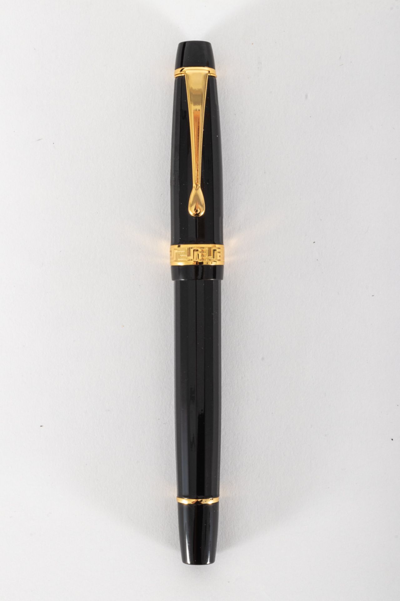 Versace fountain pen in faceted black resin with fretwork decoration on the central ring and gold-pl - Bild 2 aus 3