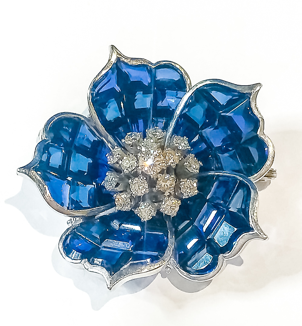 Brooch-Colgant, Flower design in gold, white with blue sapphire similes.