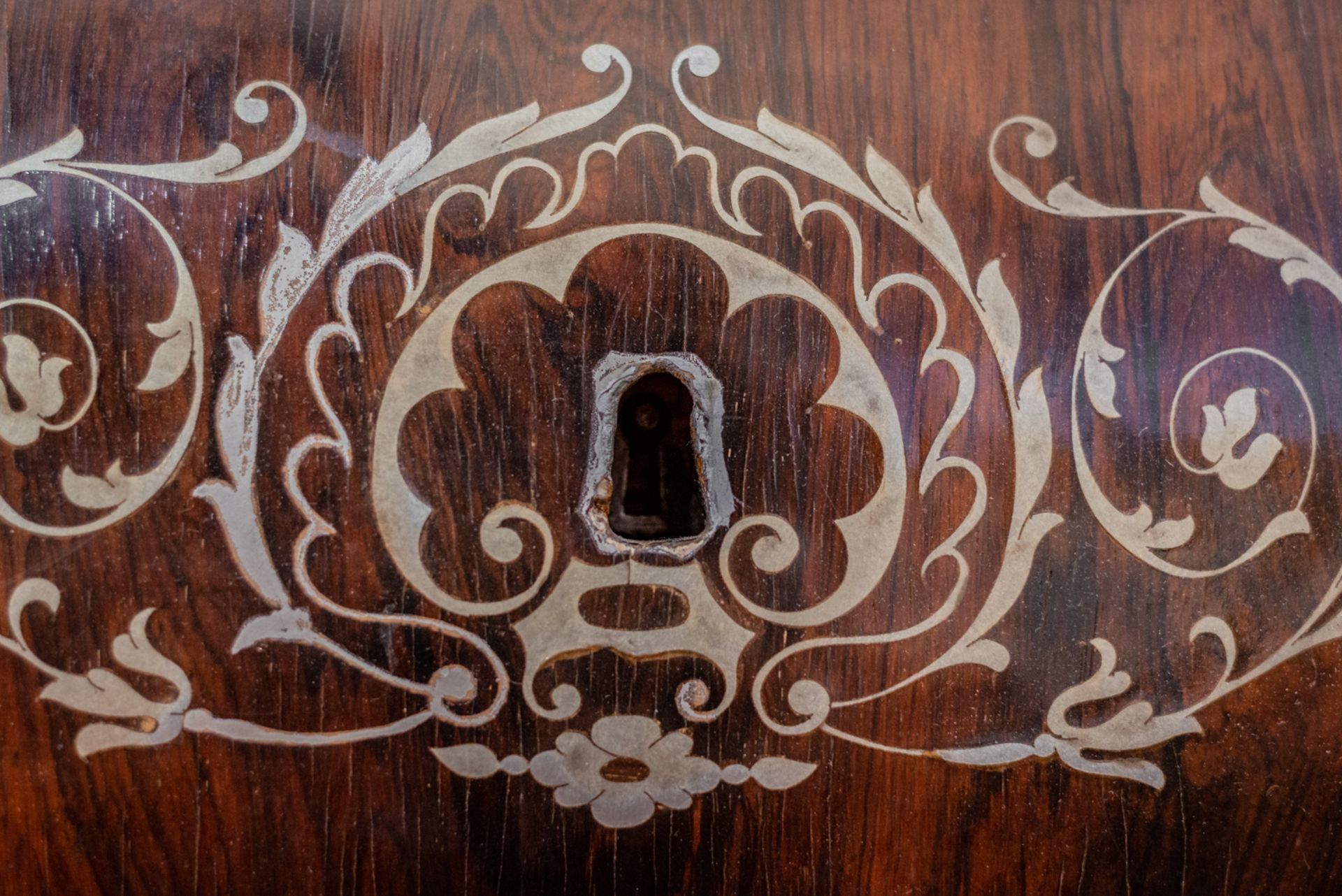 Elizabethan chest of drawers in jacaranda wood with zinc marquetry, five drawers and a marble top, m - Bild 5 aus 6