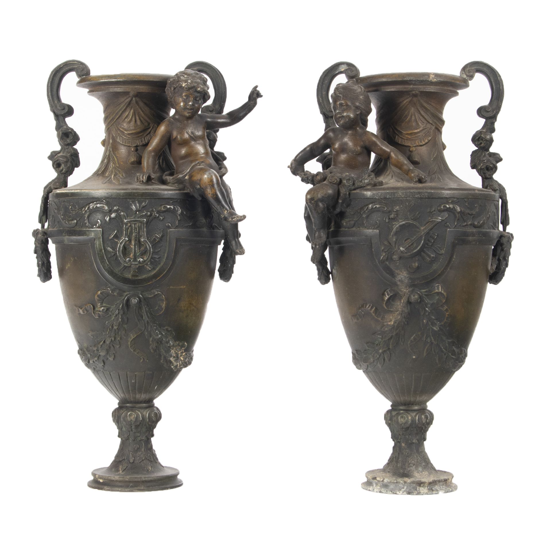 Pair of cups in bronze. France, late 19th century.