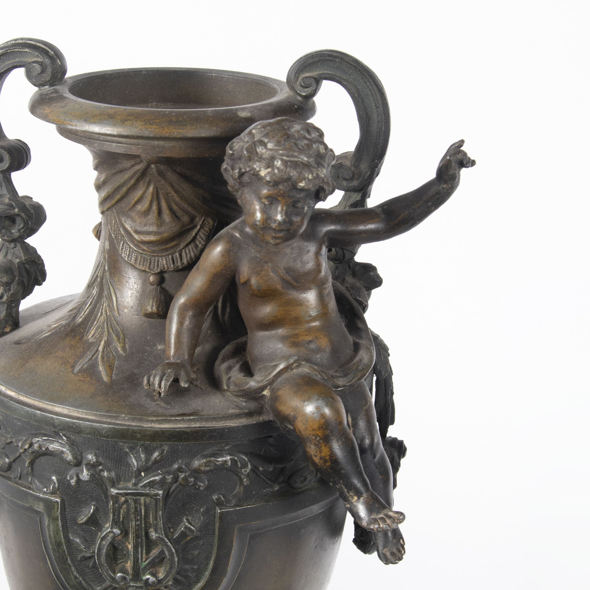 Pair of cups in bronze. France, late 19th century. - Image 2 of 4