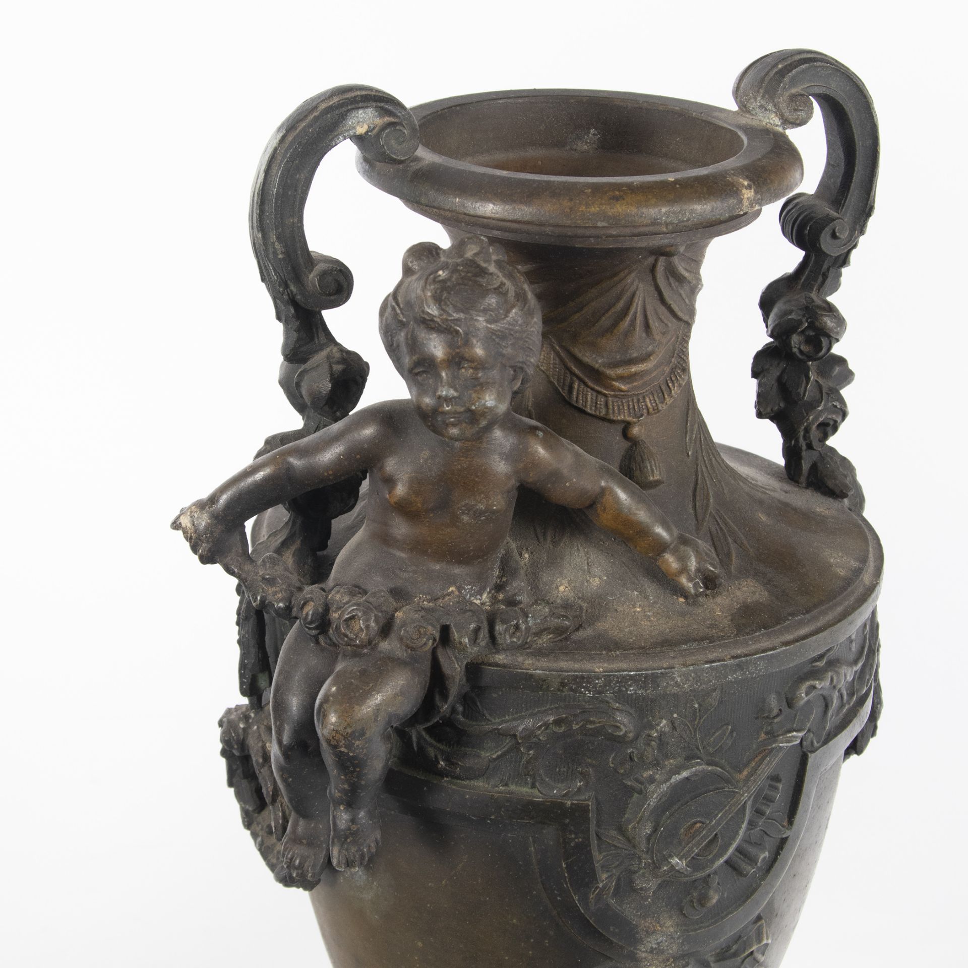 Pair of cups in bronze. France, late 19th century. - Image 3 of 4