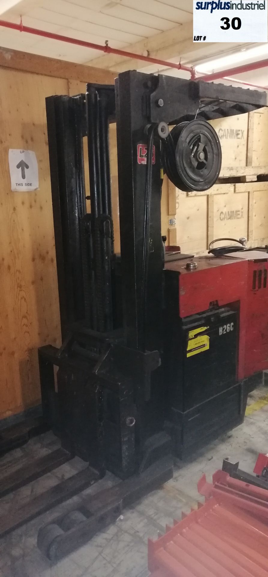 Raymond Model 31- Single Reach Truck *unknow condition *no battery