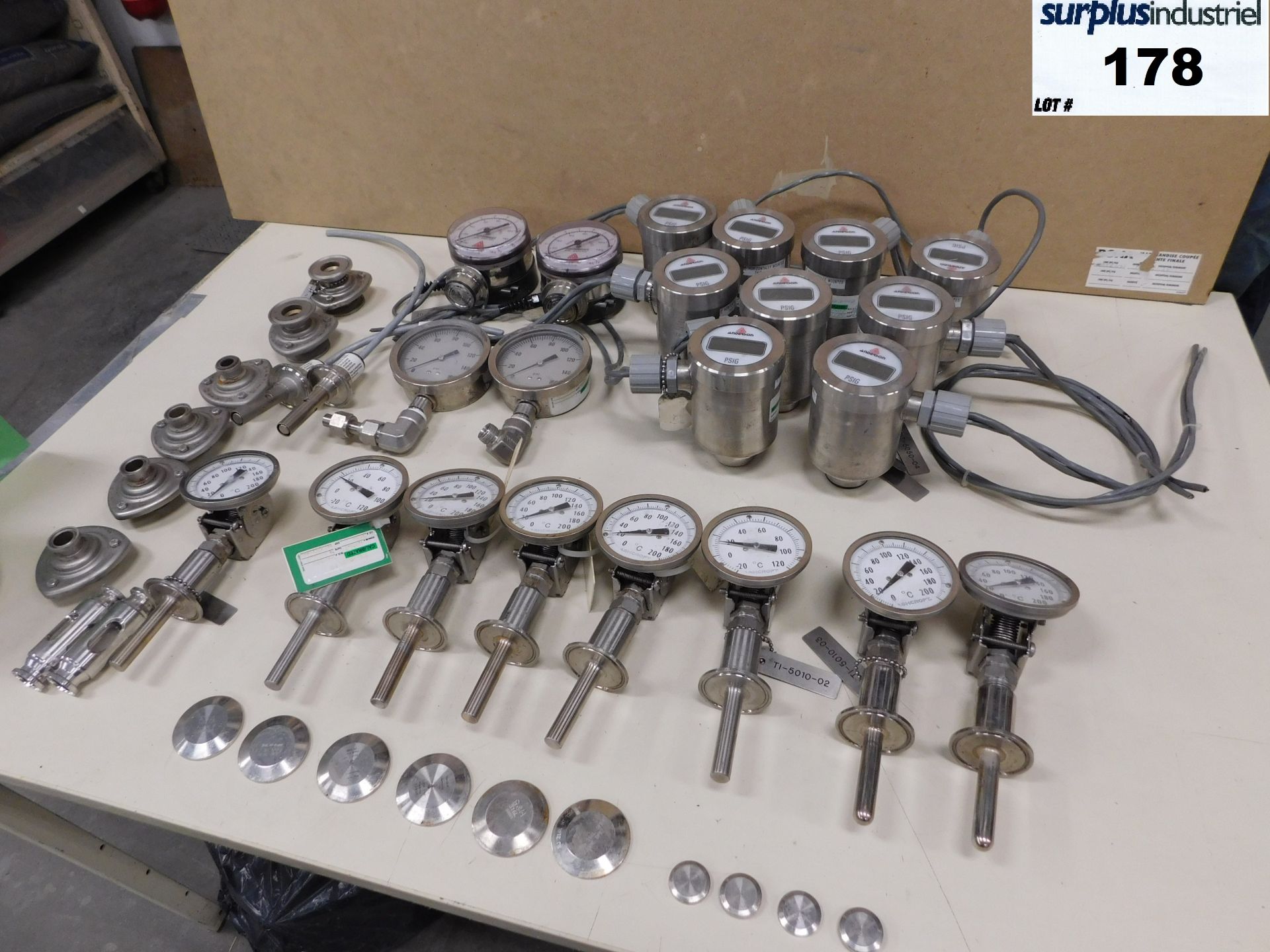 Lot of pressure gauge